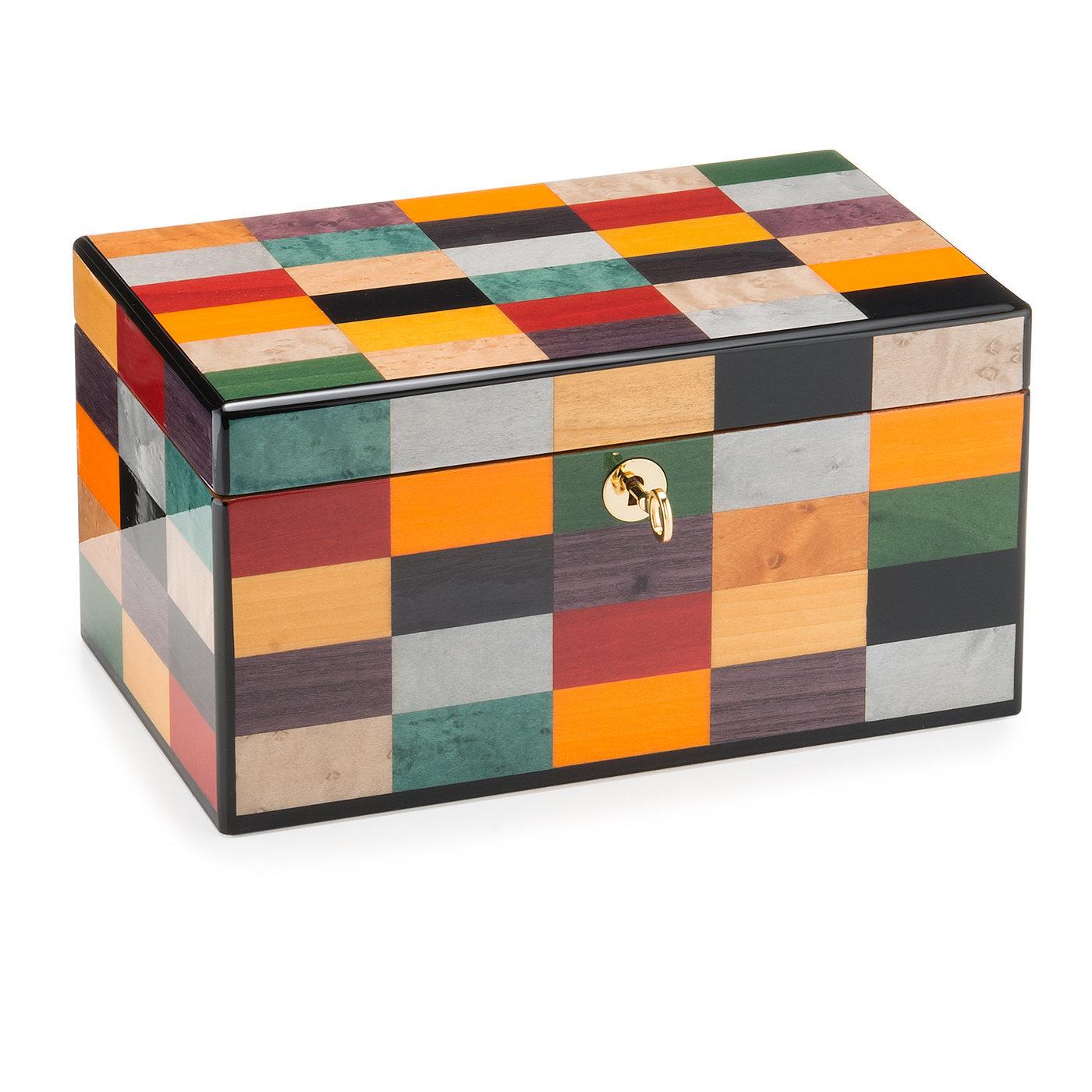 Esta magnífica caja, una sofisticada pieza de uso diario para exponer en cualquier lugar de la casa, está exquisitamente elaborada, chapada y acabada por manos maestras. Fabricado en caoba y forrado en Alcántara beige, se enriquece con detalles