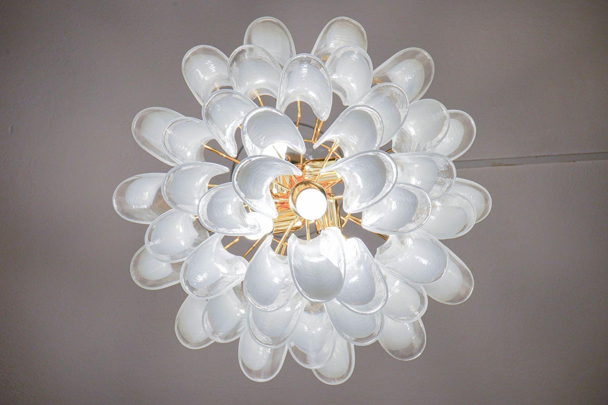 Lampadario Veneziana a 5 piani, 41 elementi in vetro opalino di Piattelli. Cablaggio USA in vendita 10