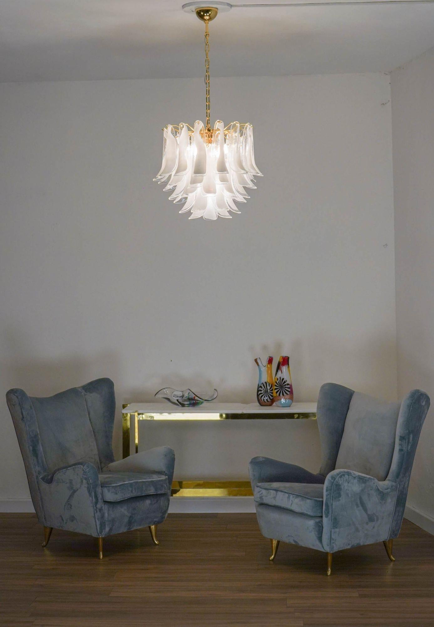 Lampadario Veneziana a 5 piani, 41 elementi in vetro opalino di Piattelli. Cablaggio USA in vendita 11