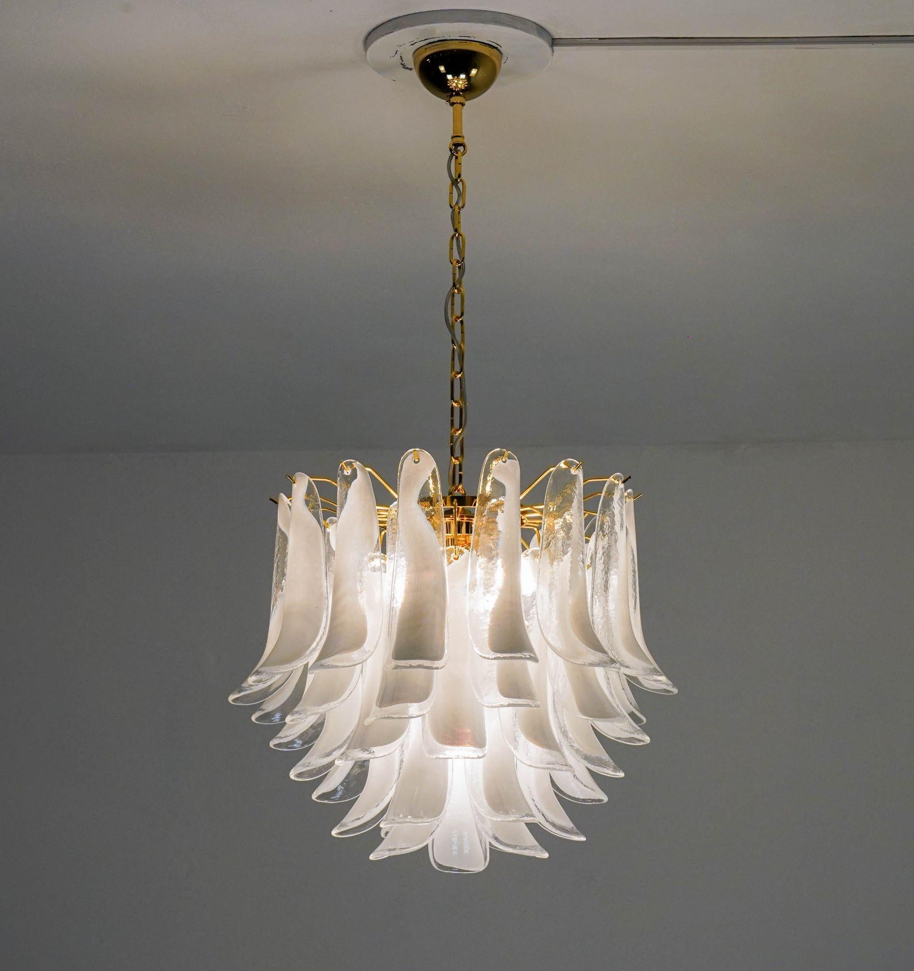 Grazie a decenni di esperienza nel campo dell'illuminazione, il mio obiettivo era quello di creare un lampadario che coniugasse perfettamente l'eleganza senza tempo con la praticità.

Ho aggiunto elementi in vetro dal design più compatto, ottenendo