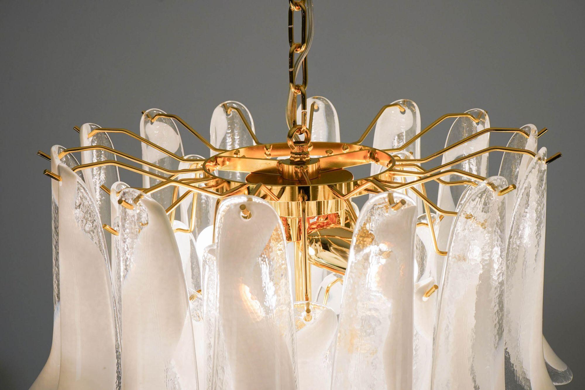 Mid-Century moderno Lampadario Veneziana a 5 piani, 41 elementi in vetro opalino di Piattelli. Cablaggio USA in vendita