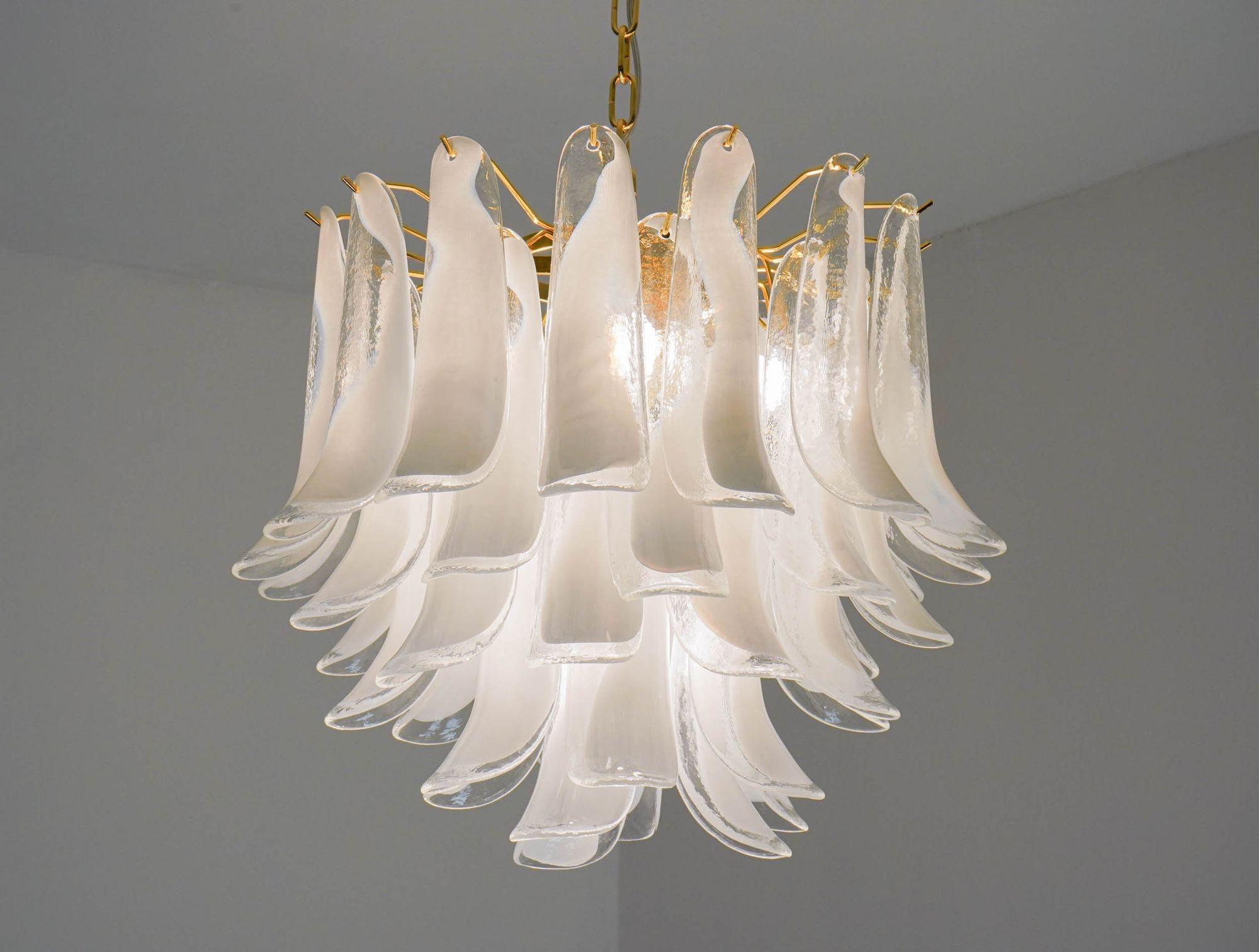 Vetro Lampadario Veneziana a 5 piani, 41 elementi in vetro opalino di Piattelli. Cablaggio USA in vendita