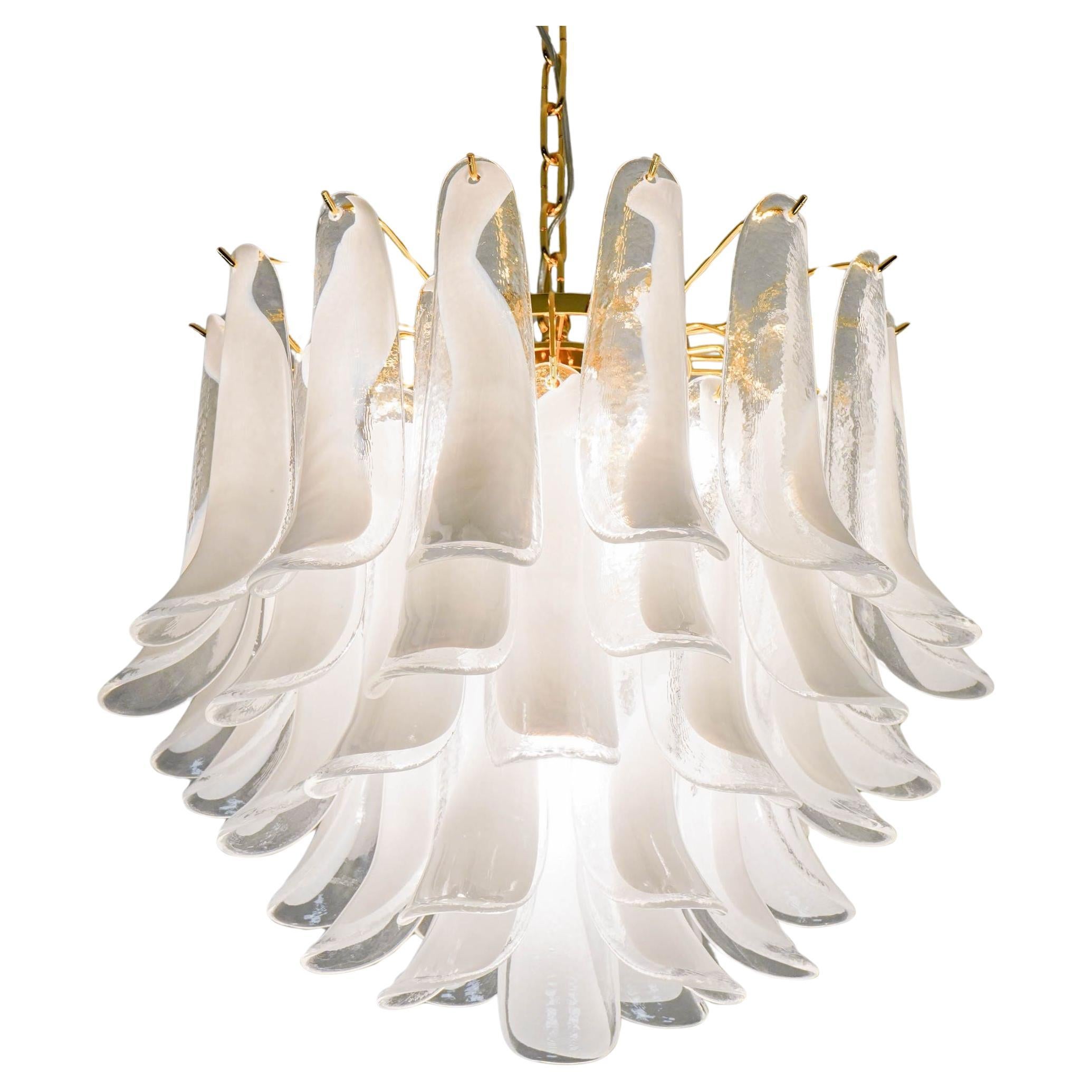 Lampadario Veneziana a 5 piani, 41 elementi in vetro opalino di Piattelli. Cablaggio USA