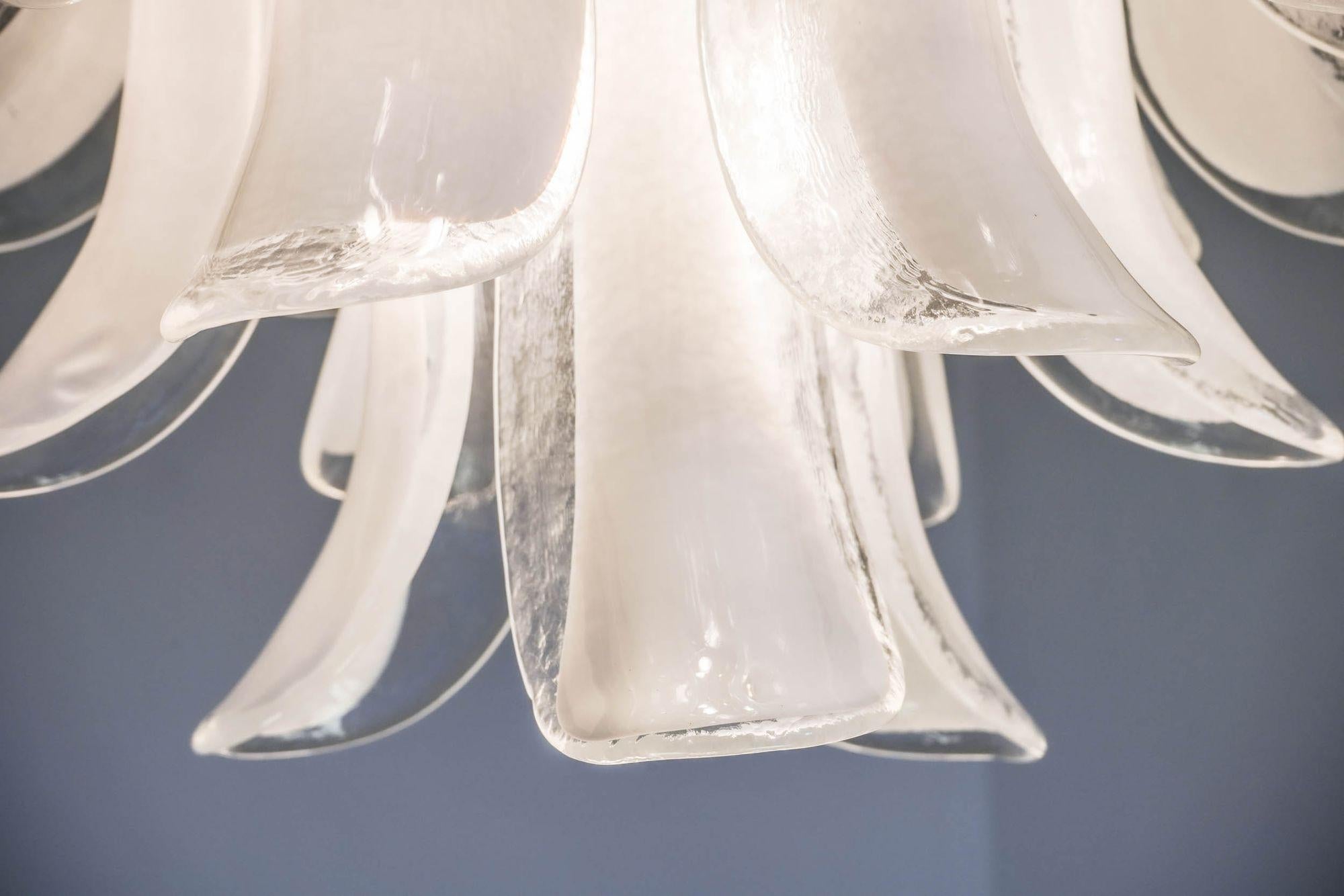 Lampadario a 6 piani Veneziana. 65 elementi in vetro opalino. Silvio Piattelli design in vendita 4