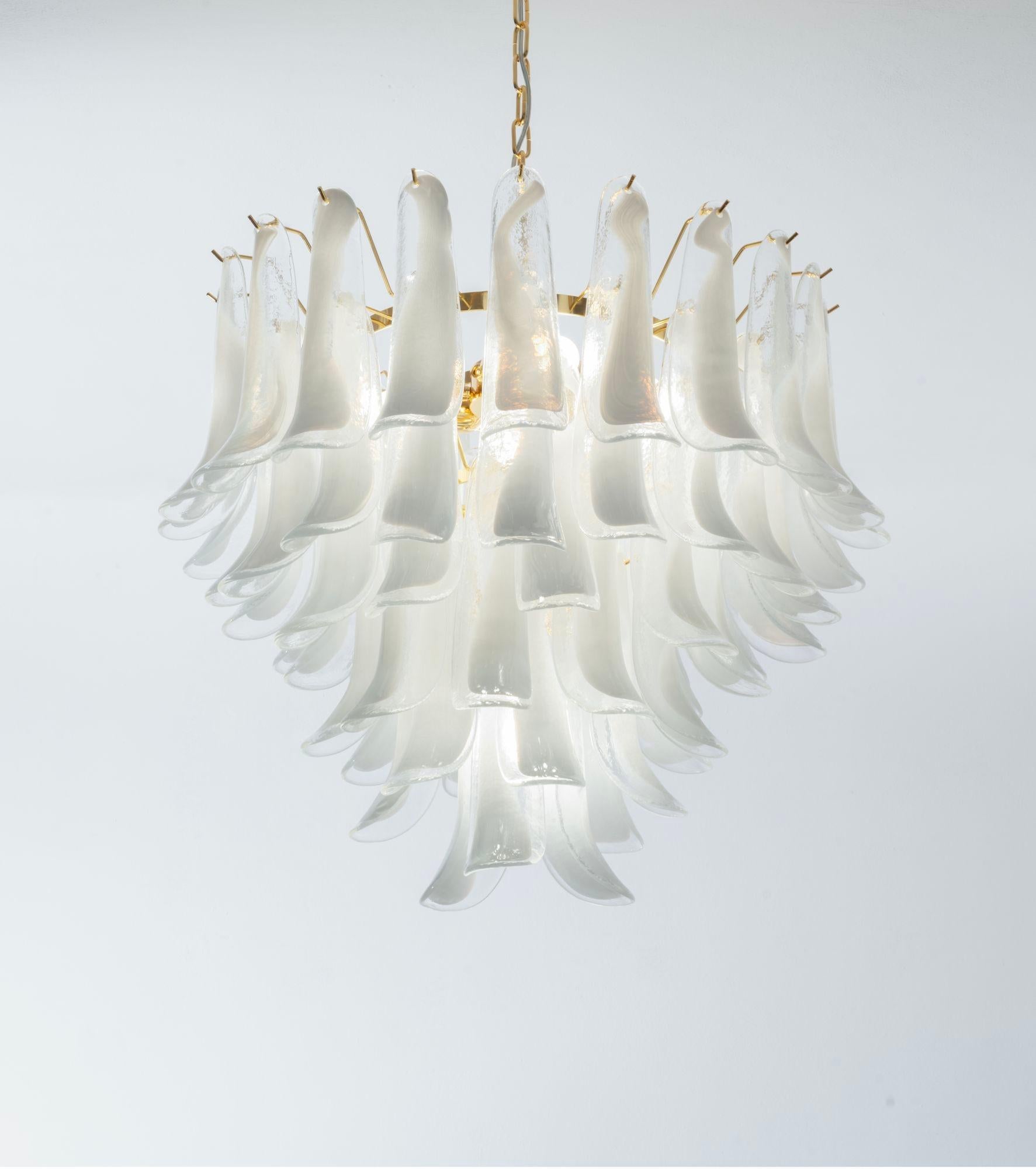 Lampadario a 6 piani Veneziana. 65 elementi in vetro opalino. Silvio Piattelli design in vendita 5