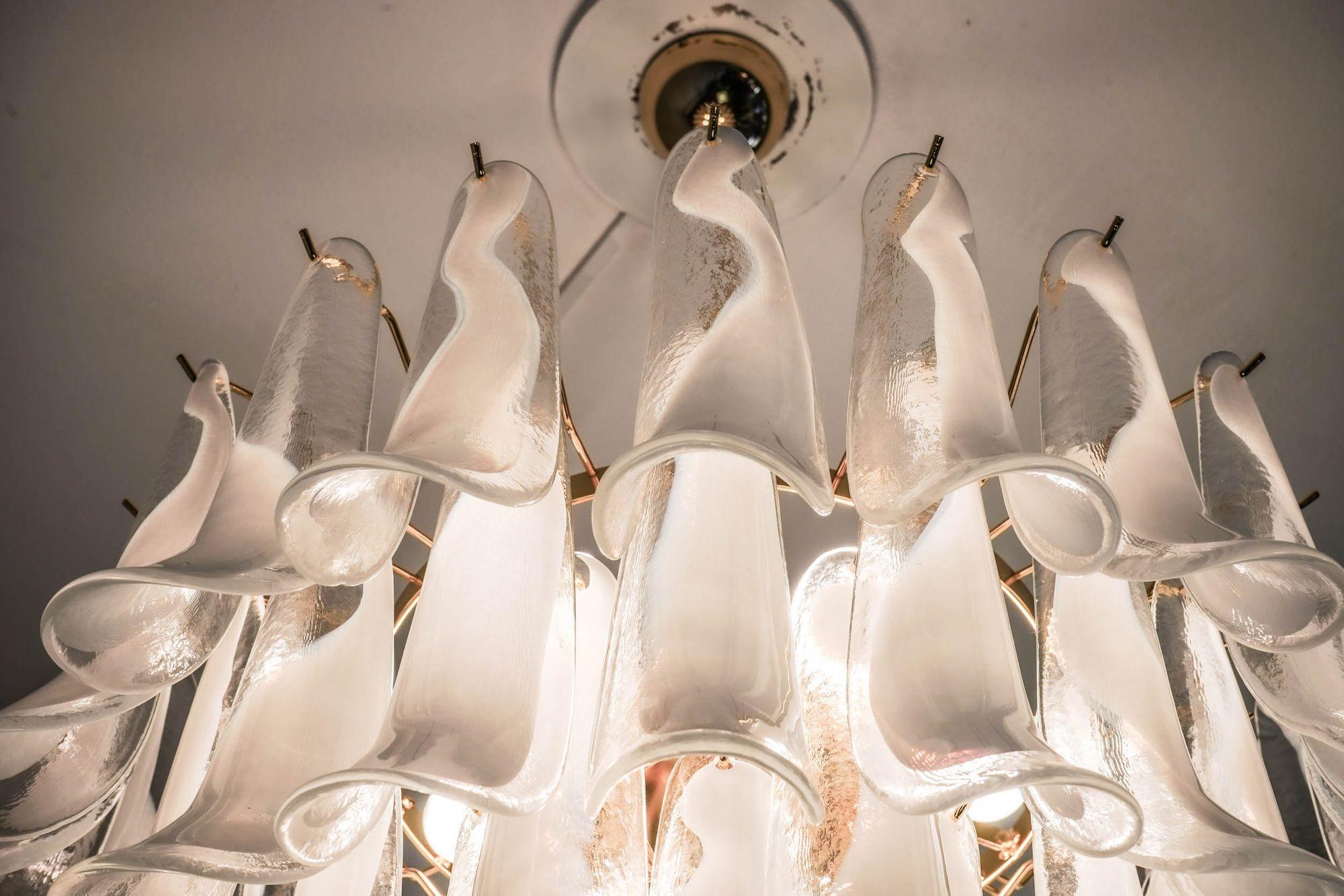 Lampadario a 6 piani Veneziana. 65 elementi in vetro opalino. Silvio Piattelli design in vendita 9