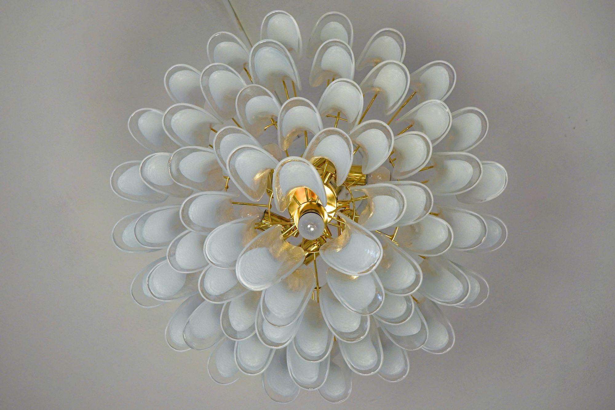 Lampadario a 6 piani Veneziana. 65 elementi in vetro opalino. Silvio Piattelli design in vendita 11