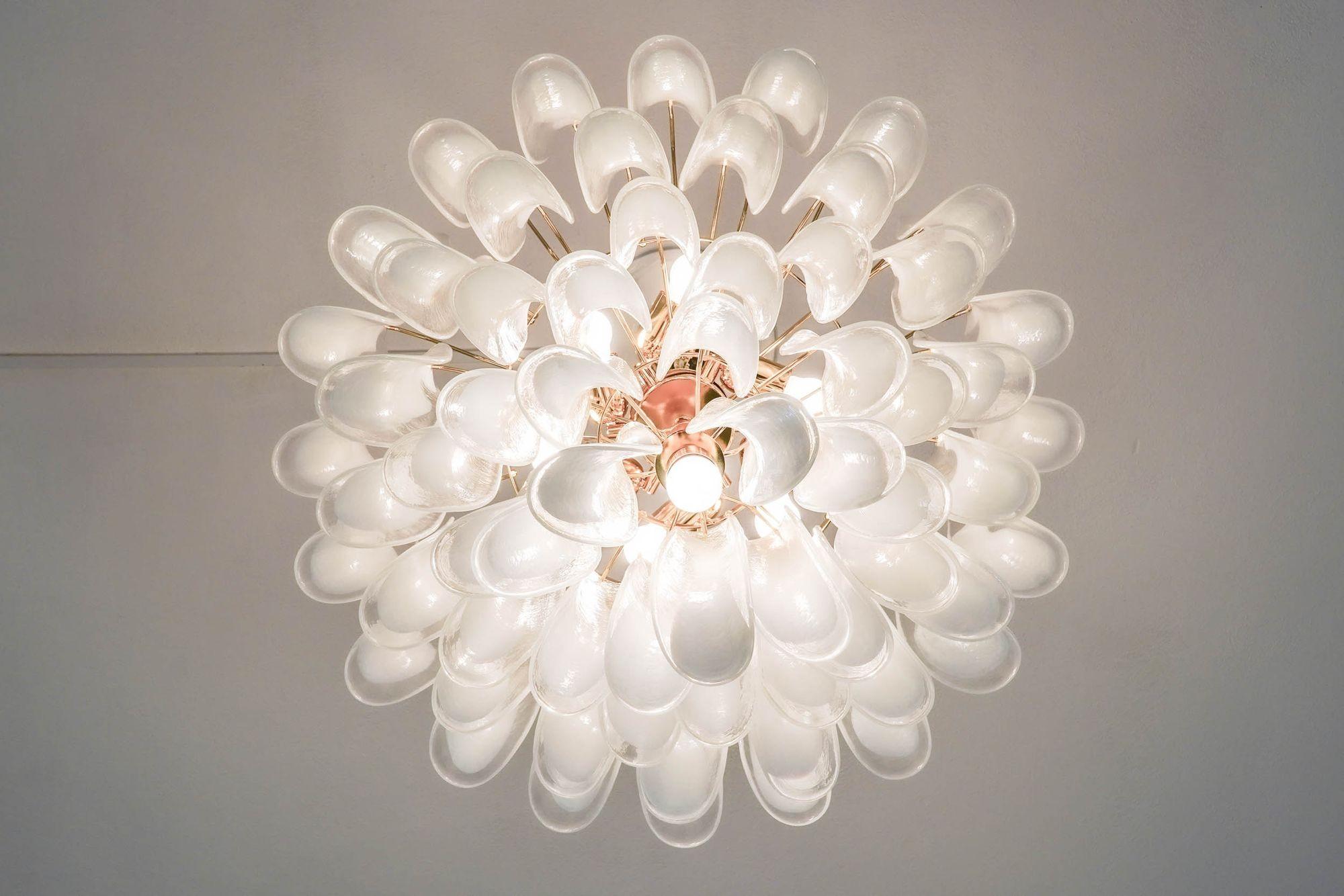 Grazie a decenni di esperienza nel campo dell'illuminazione, il mio obiettivo era quello di creare un lampadario che coniugasse perfettamente l'eleganza senza tempo con la praticità.

Ho aggiunto elementi in vetro dal design più compatto, ottenendo