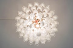 Lustre Veneziana à 6 étages. 65 éléments en verre opalin. Silvio Piattelli