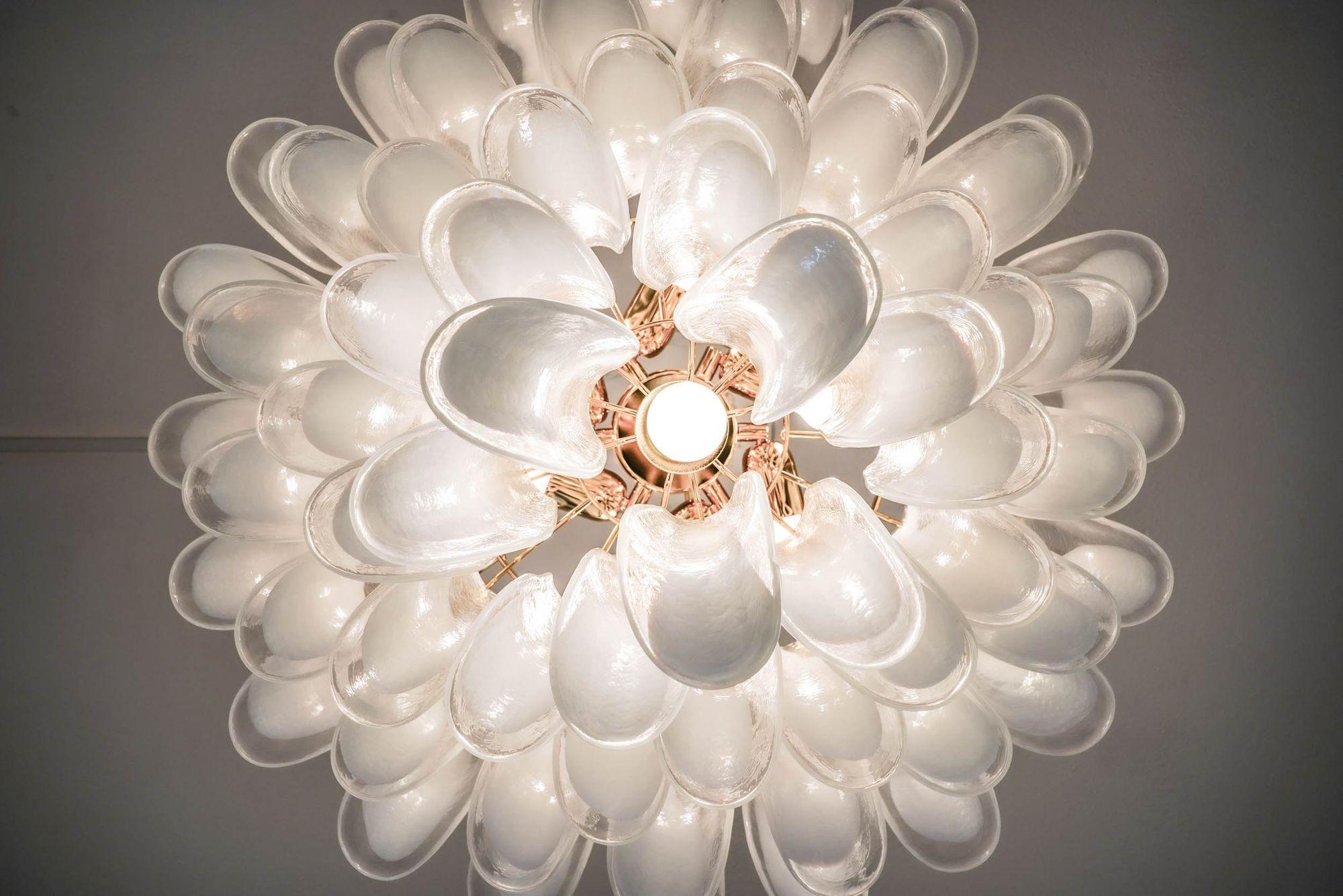 Mid-Century moderno Lampadario a 6 piani Veneziana. 65 elementi in vetro opalino. Silvio Piattelli design in vendita