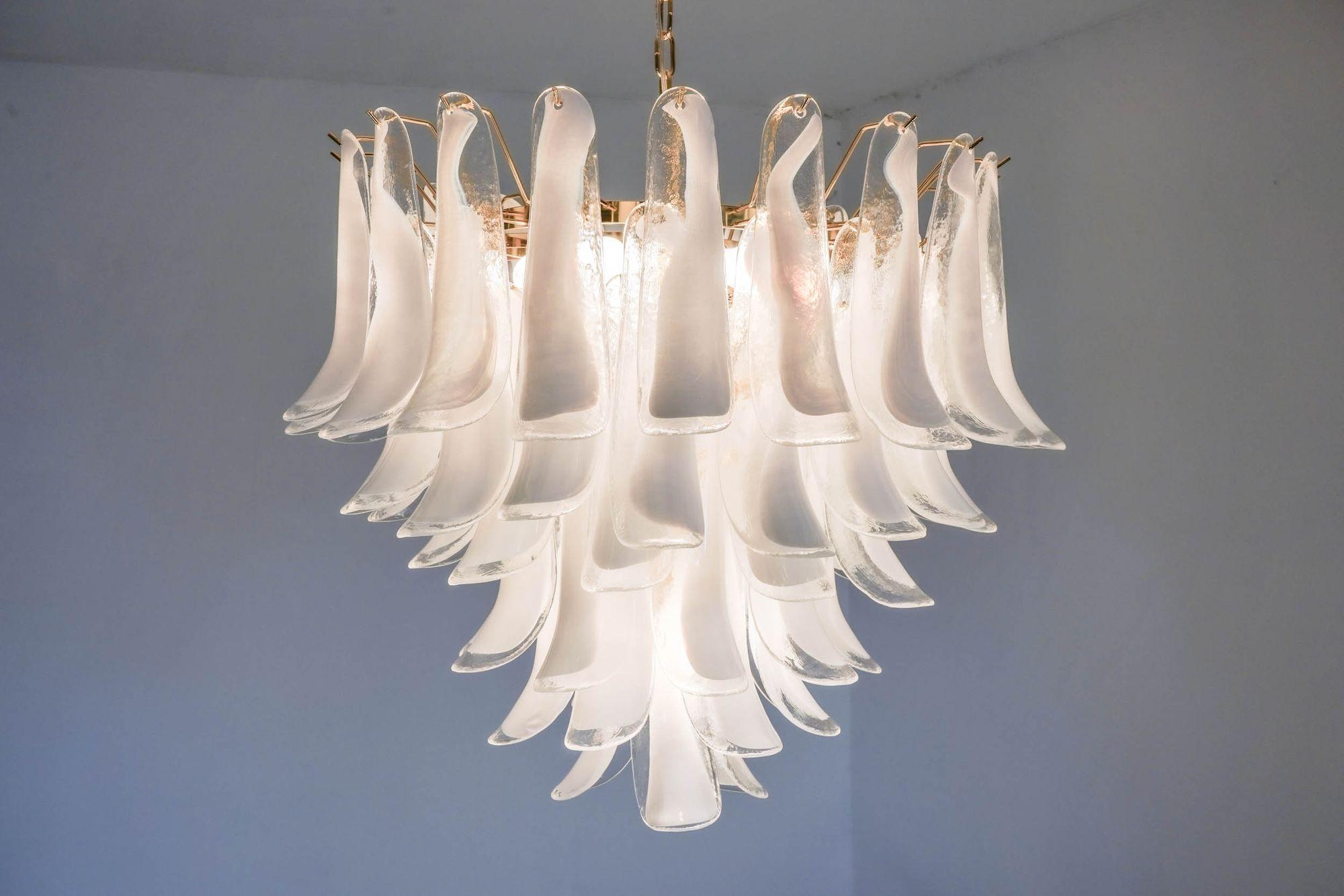 Italiano Lampadario a 6 piani Veneziana. 65 elementi in vetro opalino. Silvio Piattelli design in vendita
