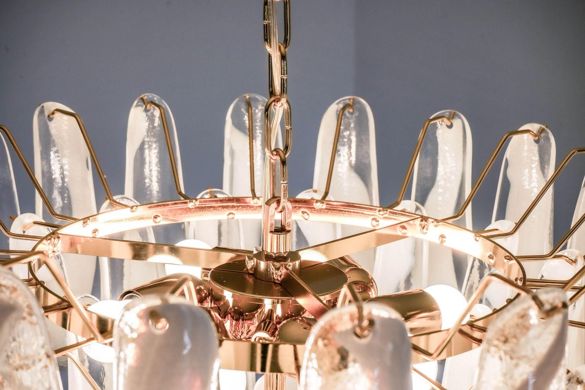 XXI secolo e contemporaneo Lampadario a 6 piani Veneziana. 65 elementi in vetro opalino. Silvio Piattelli design in vendita