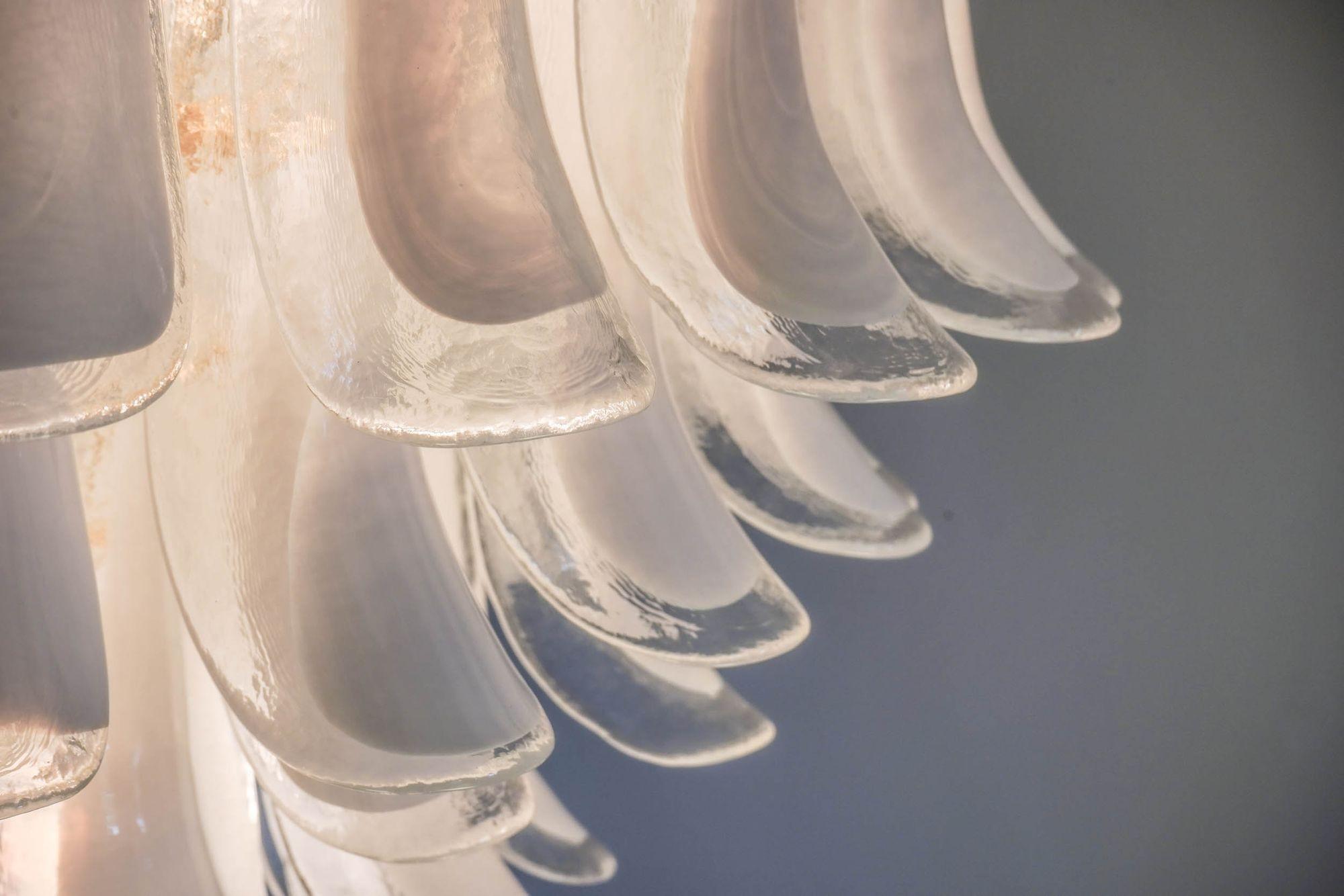Lampadario a 6 piani Veneziana. 65 elementi in vetro opalino. Silvio Piattelli design in vendita 1