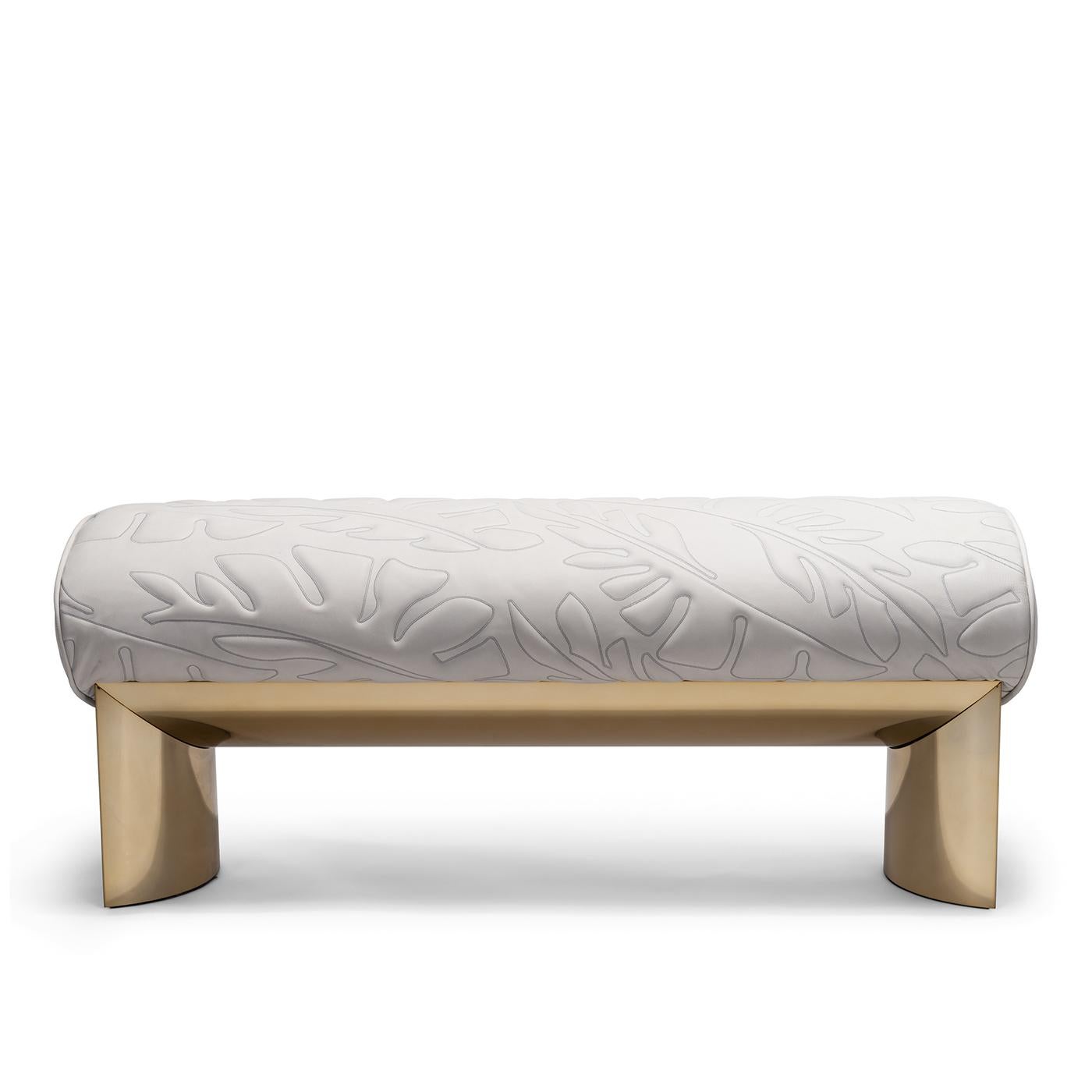 Bench Veneziana with stainless polished steel structure in gold finish 
with concave sides shaped in solid polished light grey marble. Upholstered 
and covered with high quality italian genuine white leather with palms pattern.
Also available with