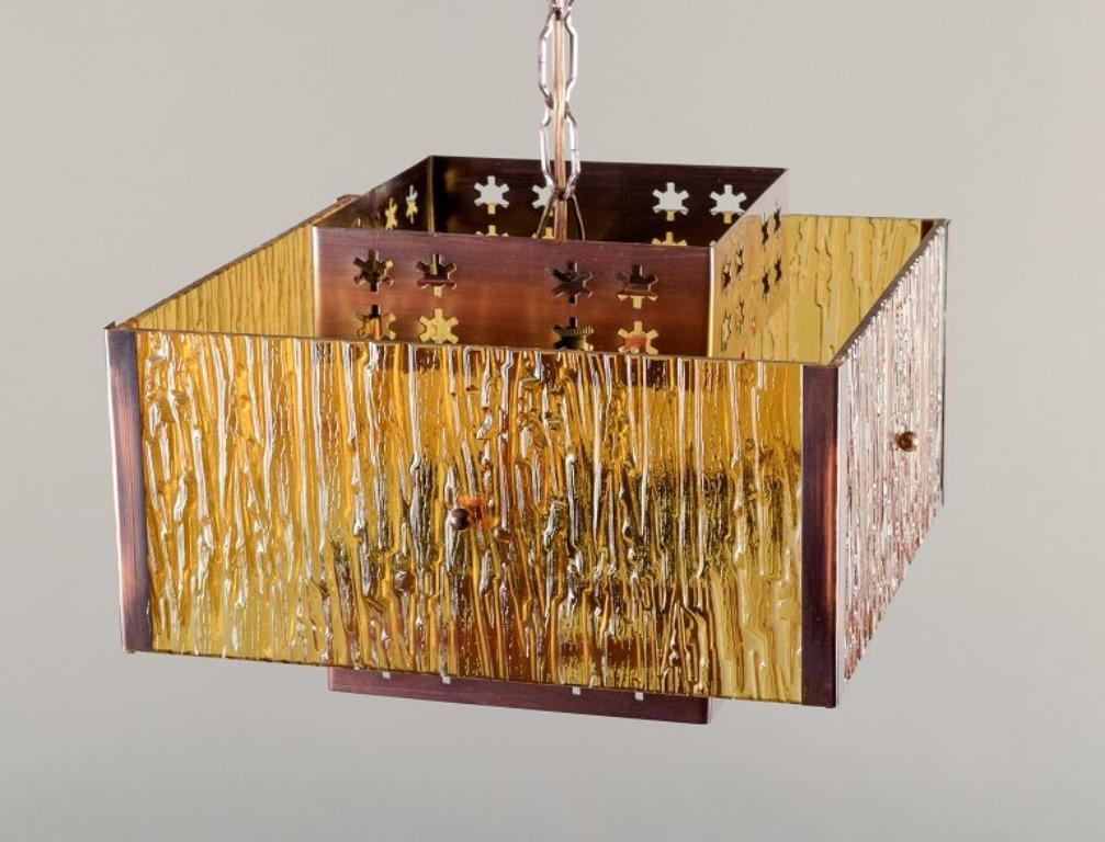 Scandinavo moderno Venhola, Finlandia. Lampada da soffitto in ottone e vetro ambrato. Design finlandese. in vendita