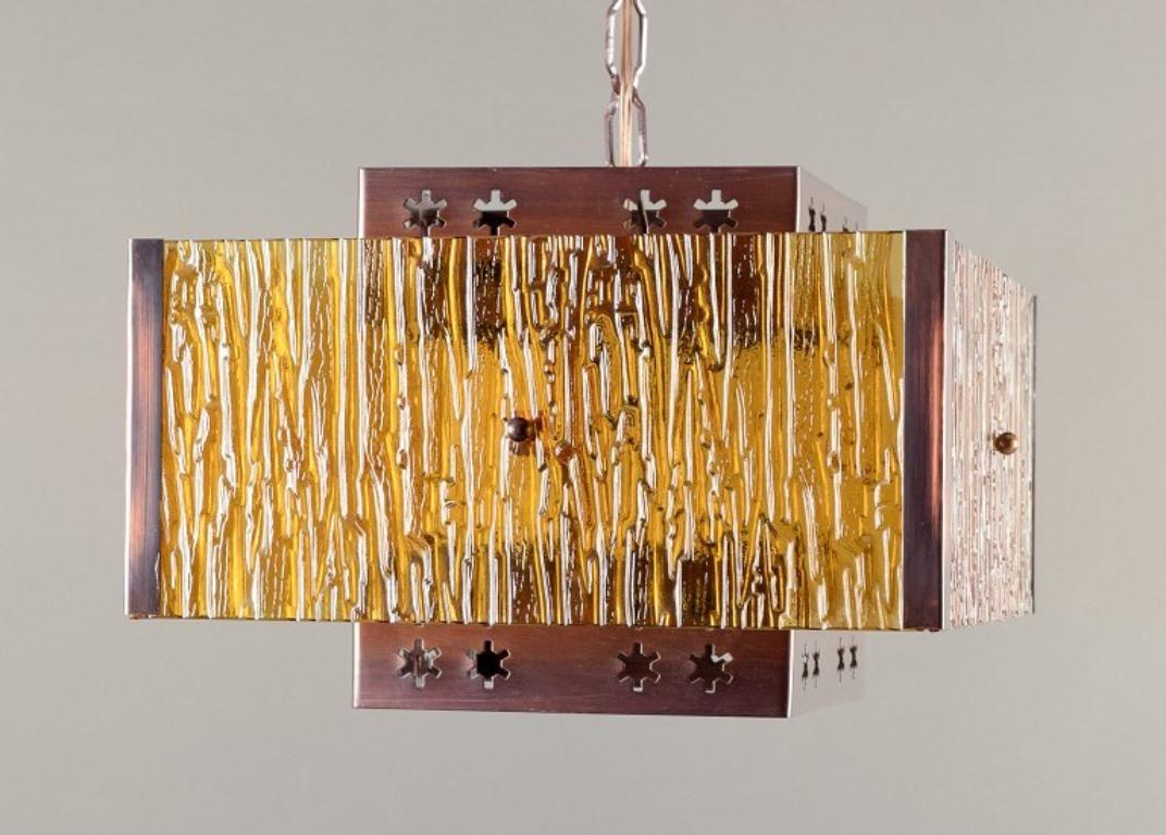 Finlandese Venhola, Finlandia. Lampada da soffitto in ottone e vetro ambrato. Design finlandese. in vendita