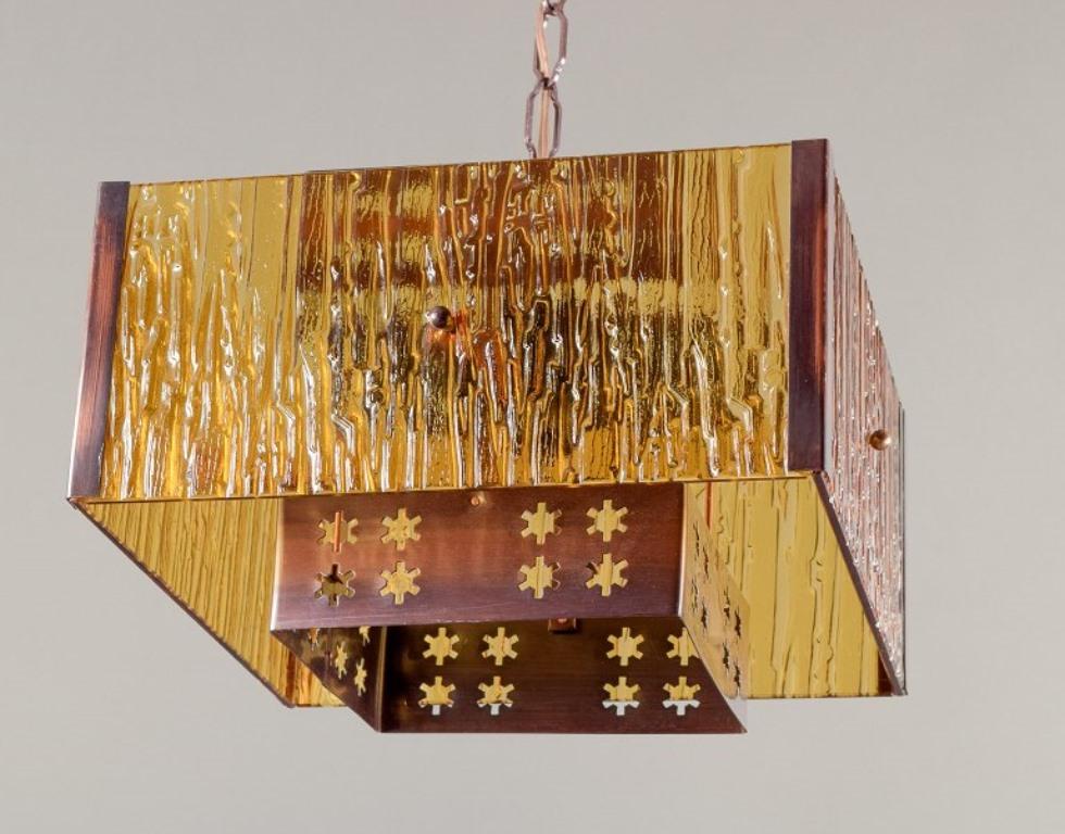Venhola, Finlandia. Lampada da soffitto in ottone e vetro ambrato. Design finlandese. In condizioni ottime in vendita a København, Copenhagen
