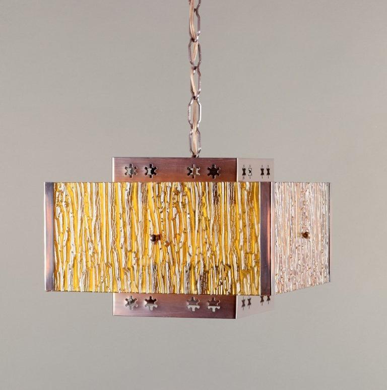 Fine XX secolo Venhola, Finlandia. Lampada da soffitto in ottone e vetro ambrato. Design finlandese. in vendita