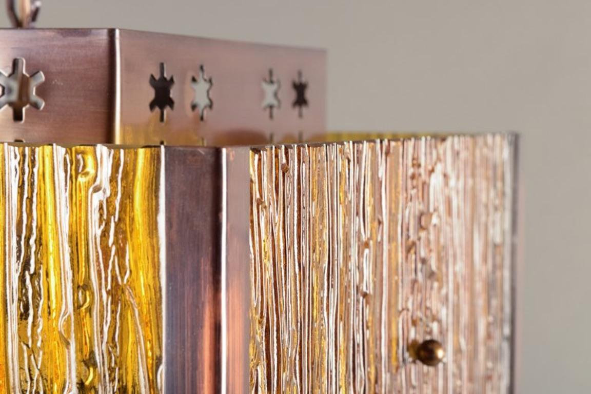 Ottone Venhola, Finlandia. Lampada da soffitto in ottone e vetro ambrato. Design finlandese. in vendita