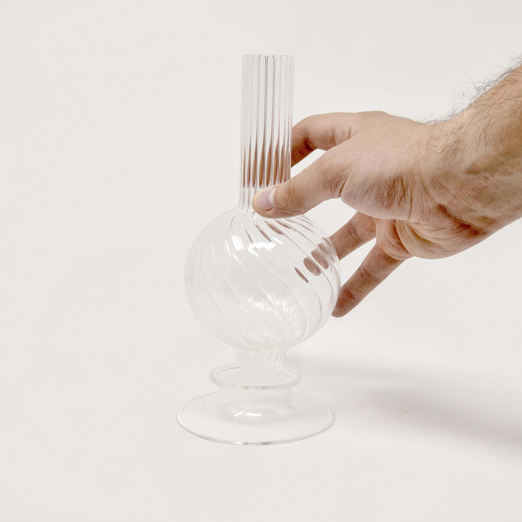 Italiano Vaso a bocciolo in vetro trasparente contemporaneo 'Dervish Mini', soffiato da Venezia in vendita
