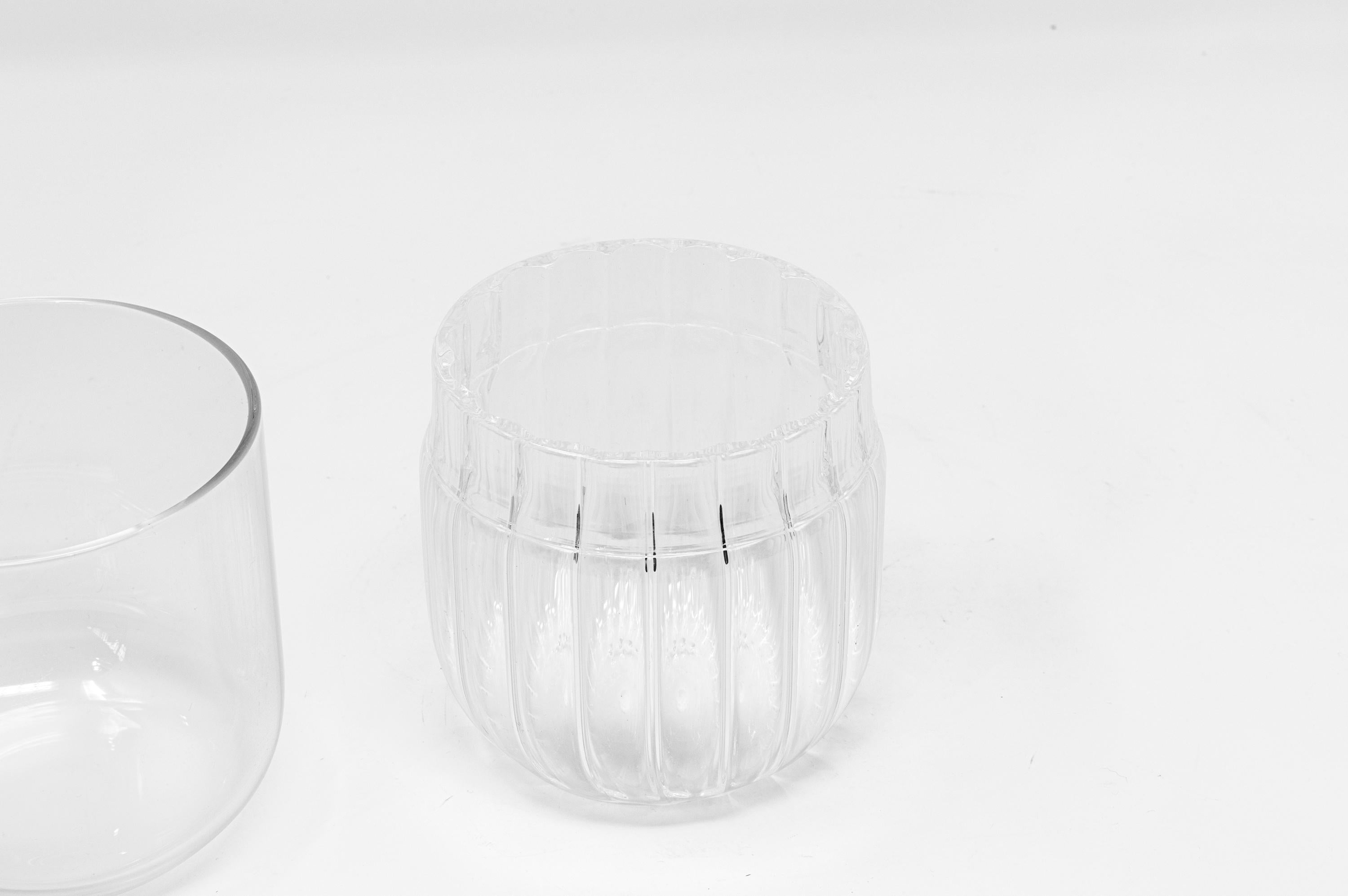 italien Récipient minimaliste en verre soufflé contemporain soufflé de Venise à rayures et lisse « Innesti S » en vente