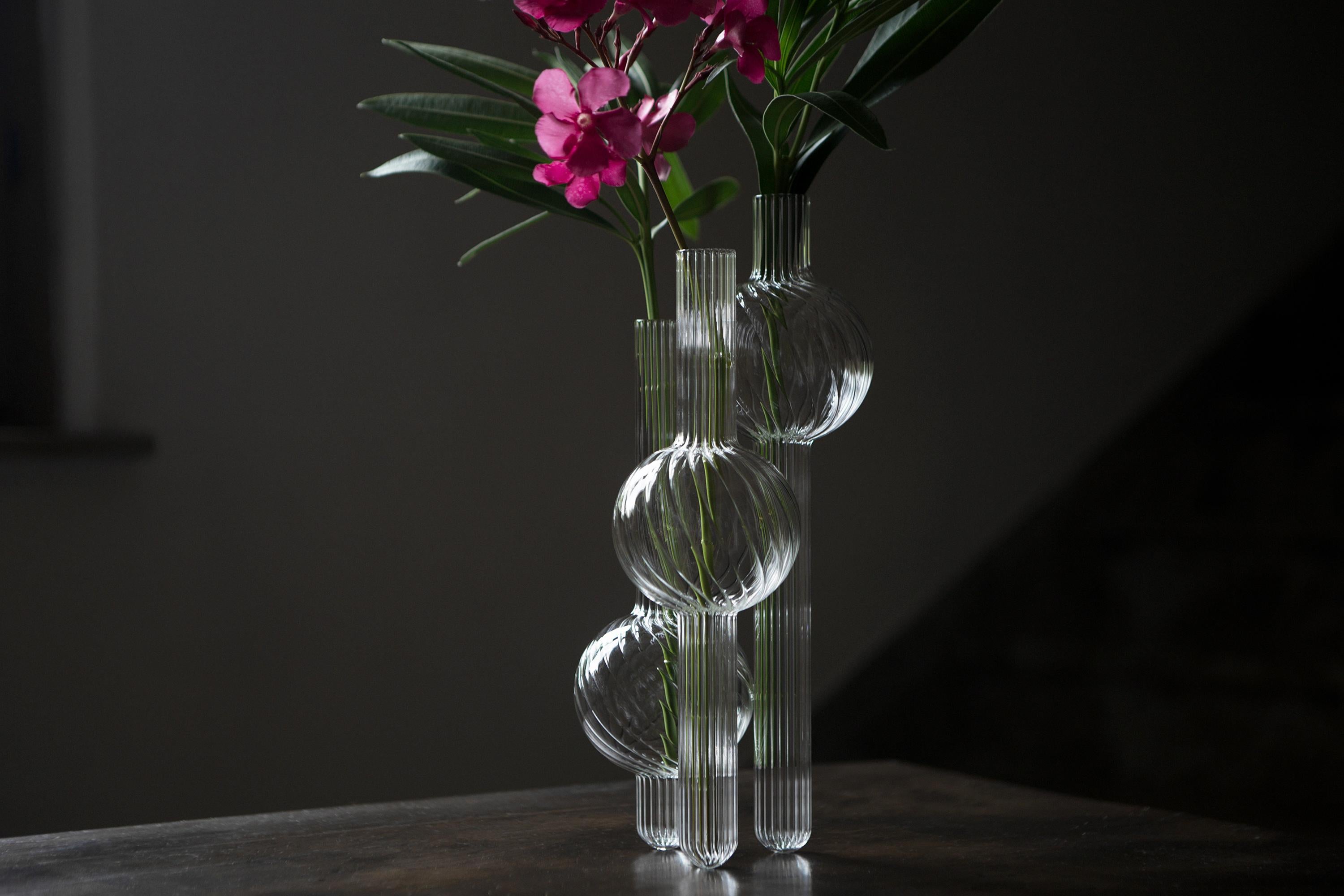 Ils ressemblent à trois vases qui restent en équilibre par magie, mais Dervish est une pièce unique, soufflée de main de maître à Venise par Soffieria pour Hands on Design. Conçue par KANZ Architetti, cette pièce est faite de verre borosilicate de