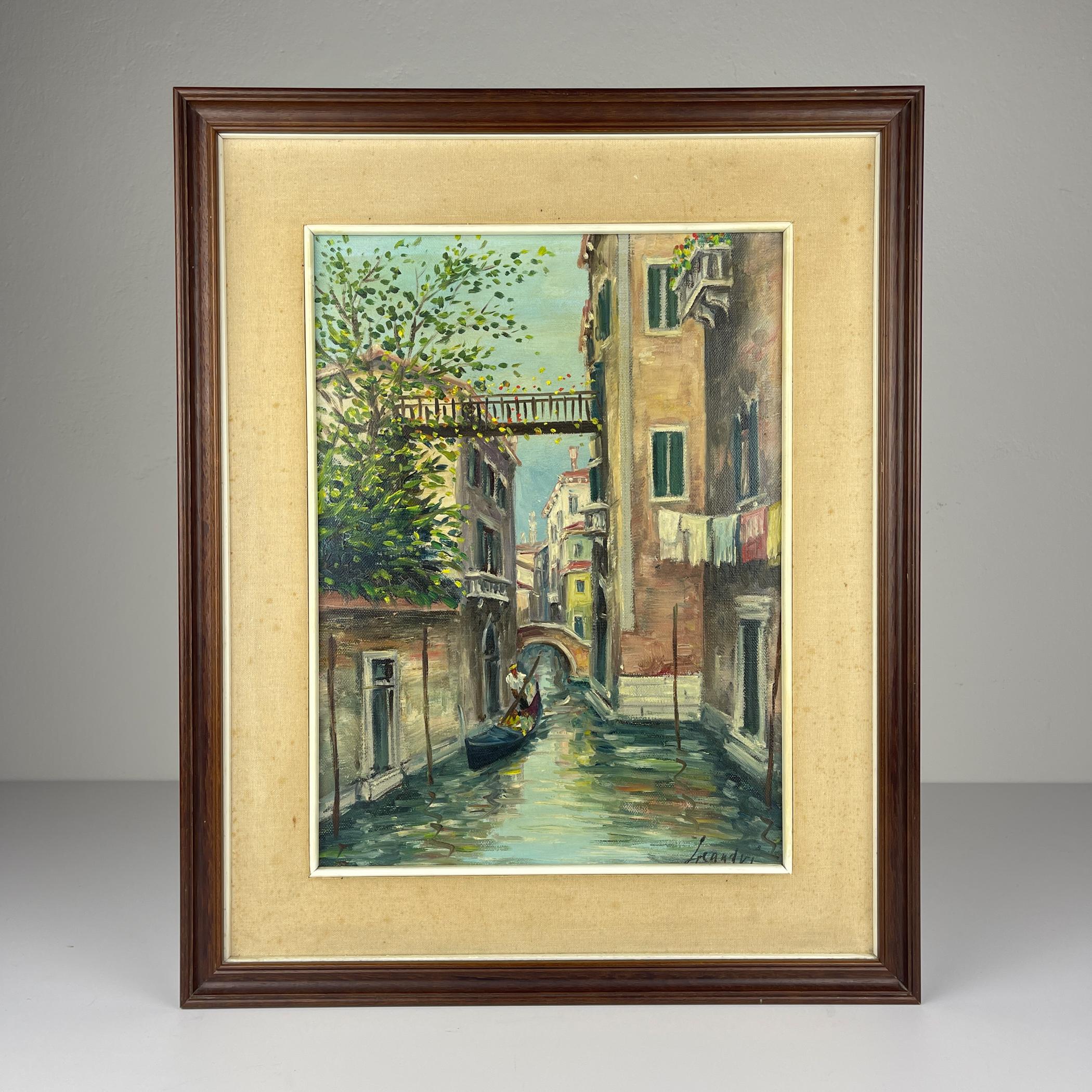 Pittura a olio originale d'epoca sul canale di Venezia, Italia, anni '60, firmata, incorniciata.
Questo dipinto di una gondola su un canale di Venezia è incantevole, con ombre e dettagli delicati.

L'opera d'arte è in ottime condizioni vintage. C'è