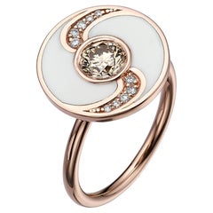 Bague de forme ronde en or rose 18 carats avec diamants et émail blanc, collection Venise  