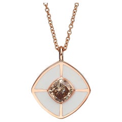 Collection Venise : Pendentif en forme deushion en or rose 18 carats avec diamants et émail blanc