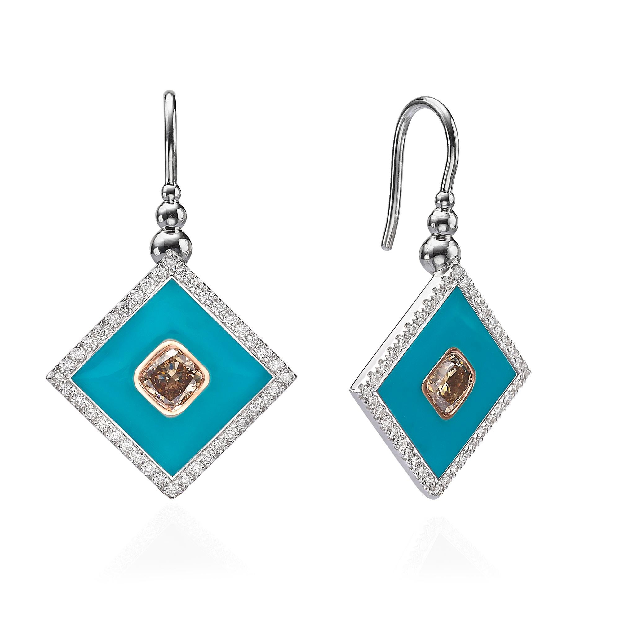 SKU# 4006130

Wir präsentieren ein schönes Paar quadratische Diamantohrringe aus 18 Karat Weiß- und Roségold mit blauer Emaille. Diese Ohrringe bestechen durch ihre orangebraunen Mittelsteine im Kissenschliff, die von glänzendem Roségold umrahmt