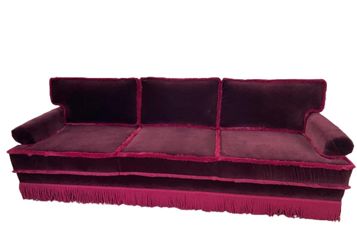 A sofa with style, sophisticated and comfortable. With fringes, in the color you want.