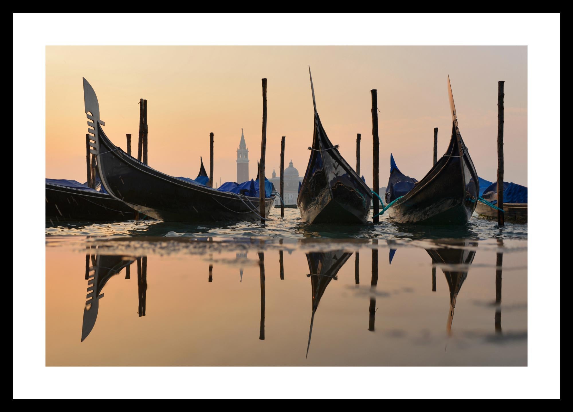 italien Gondoles de Venise Paysage Couleur Photographie Fine Art Print par Rainer Martini en vente