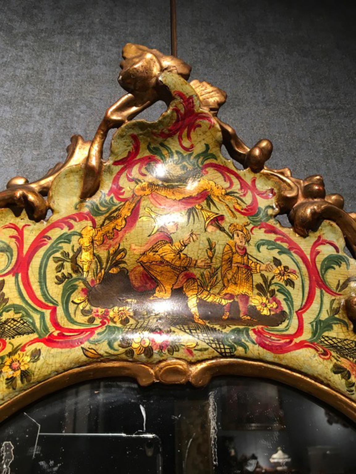 Il s'agit d'un très beau miroir baroque fait à la main, avec le verre au mercure d'origine. Le cadre en bois est peint à la main avec d'élégants dessins chinois sur fond vert clair et une bordure dorée.

Une pièce pour votre wunderkammer ou une très