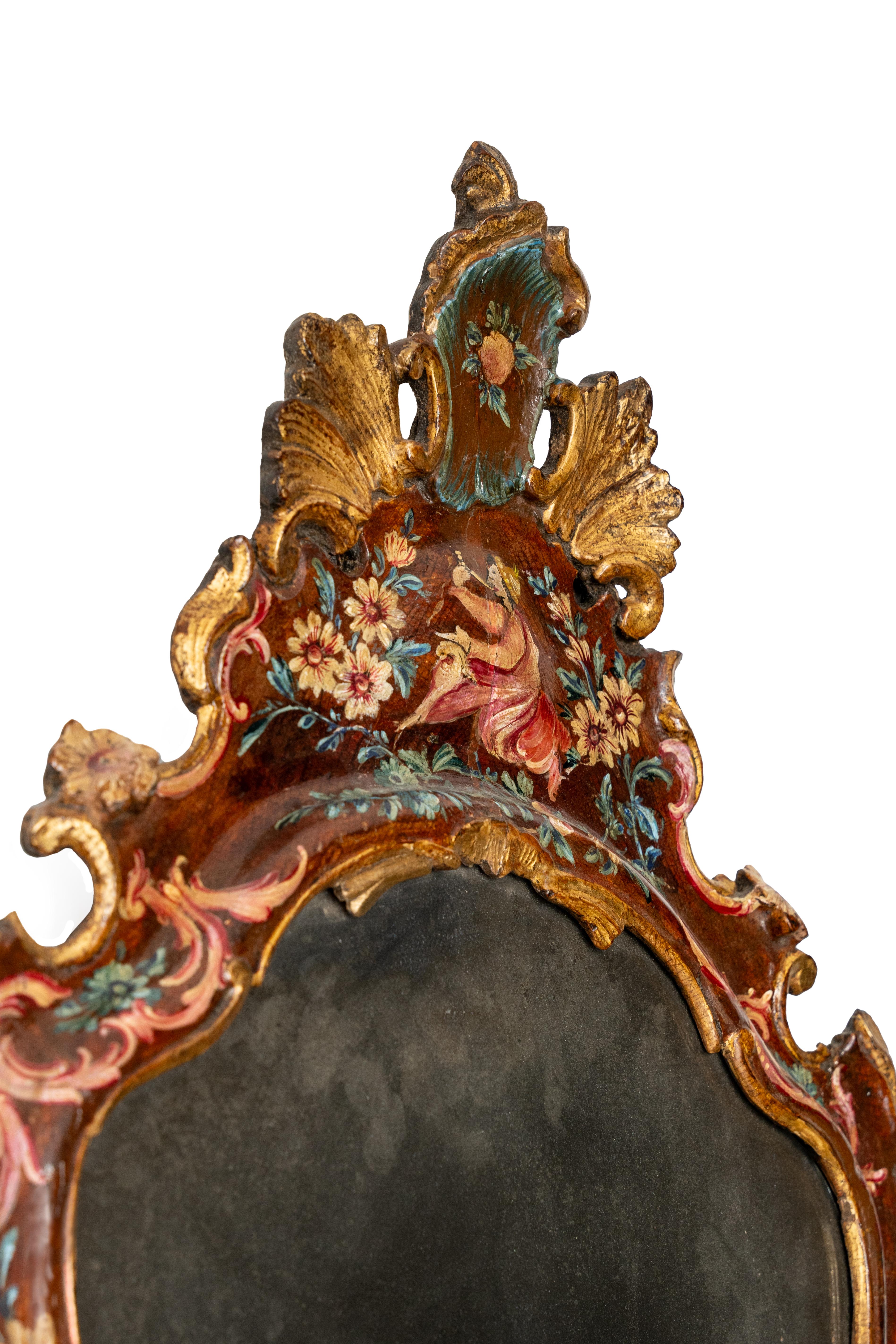 Rare miroir vénitien en bois laqué et doré. Le cadre est façonné dans toutes ses parties. Miroir original et contemporain du 18ème siècle.

Entièrement intact et original du 18ème siècle, 1750.

Le 
