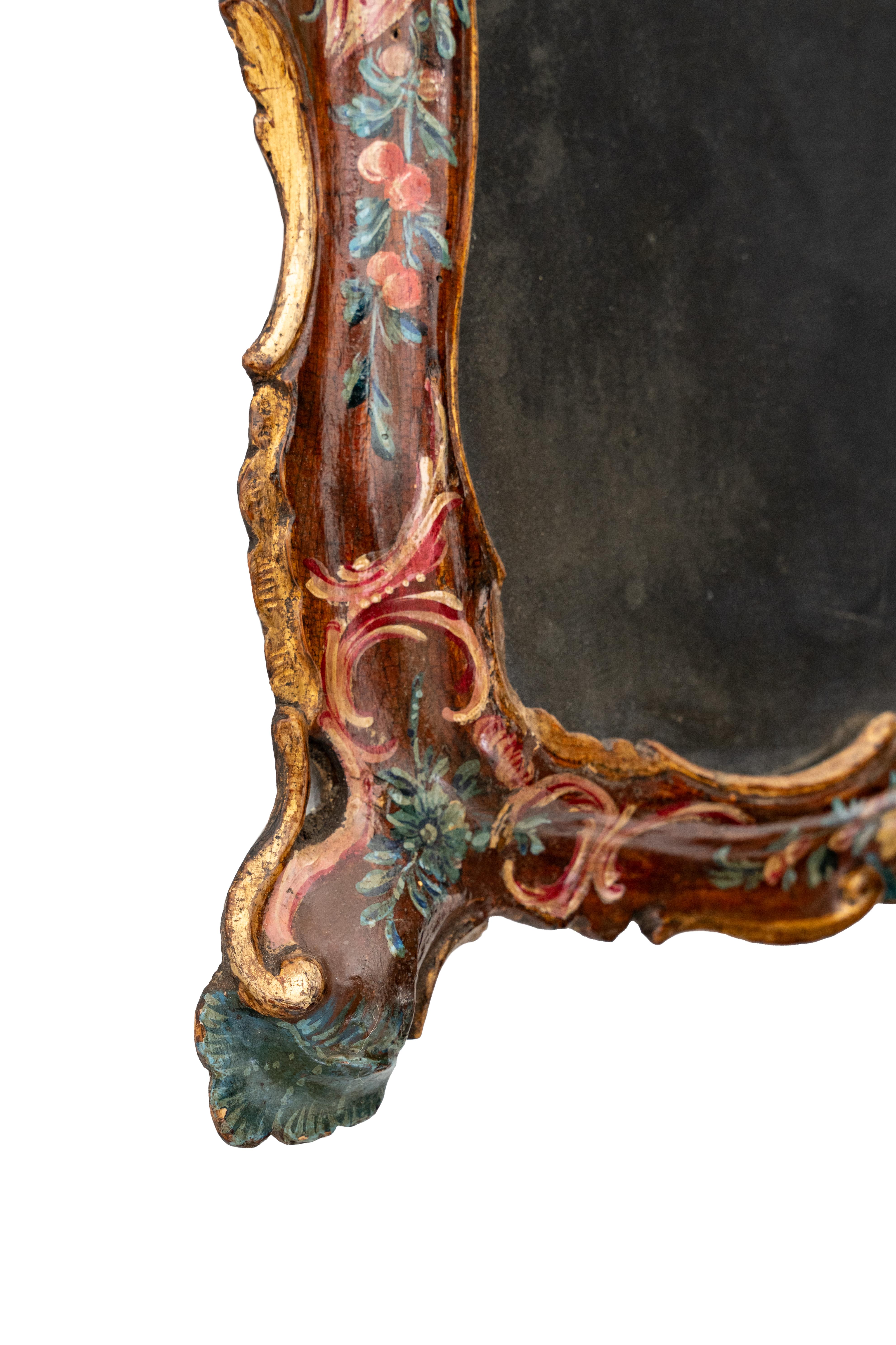 Louis XV Venise Italie Milieu du XVIIIe siècle Miroir en bois laqué et doré. en vente