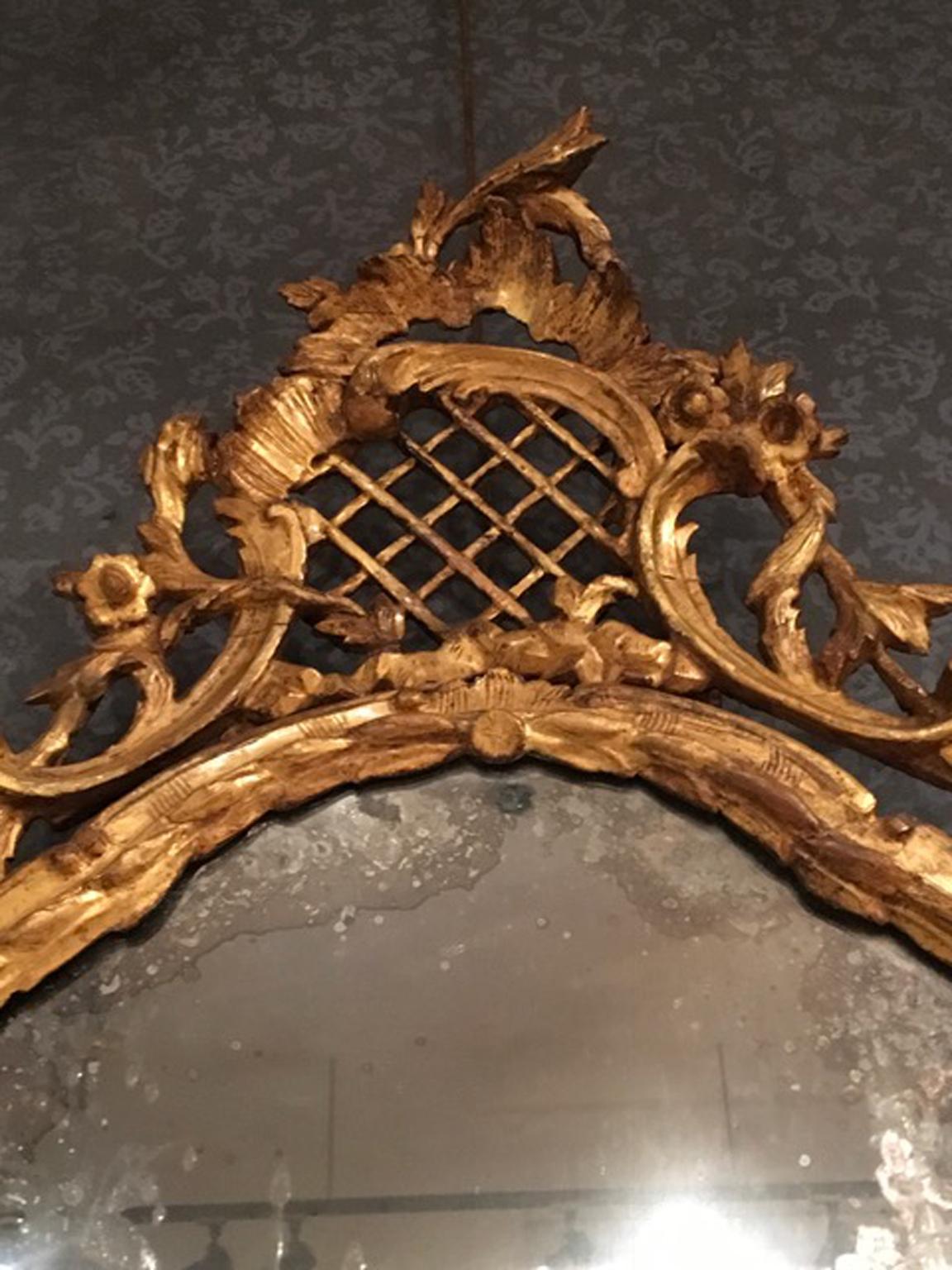 Important et beau miroir baroque italien, fabriqué à la main en bois doré avec de riches détails sculptés. Le miroir au mercure est en très bon état. La provenance est Venise (Venezia), Italie.
Une pièce importante parfaite aussi sous une consolle