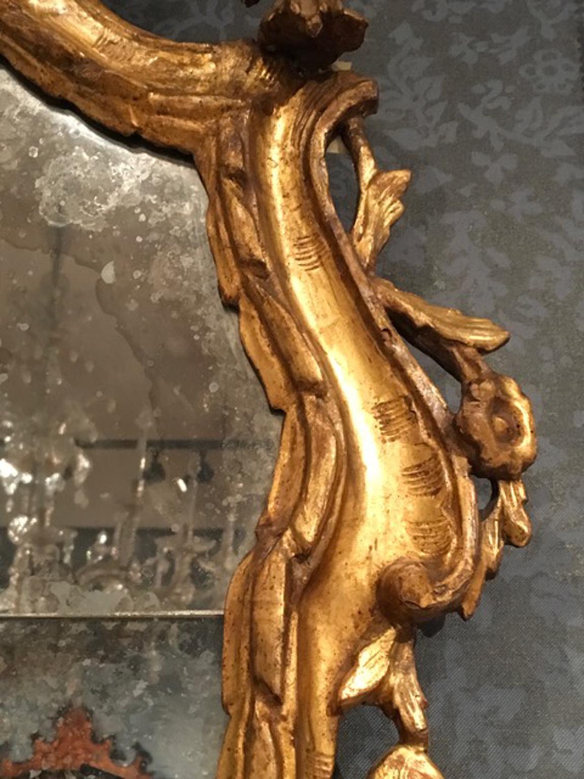 Sculpté à la main Miroir baroque en bois doré de la fin du XVIIIe siècle à Venise en vente