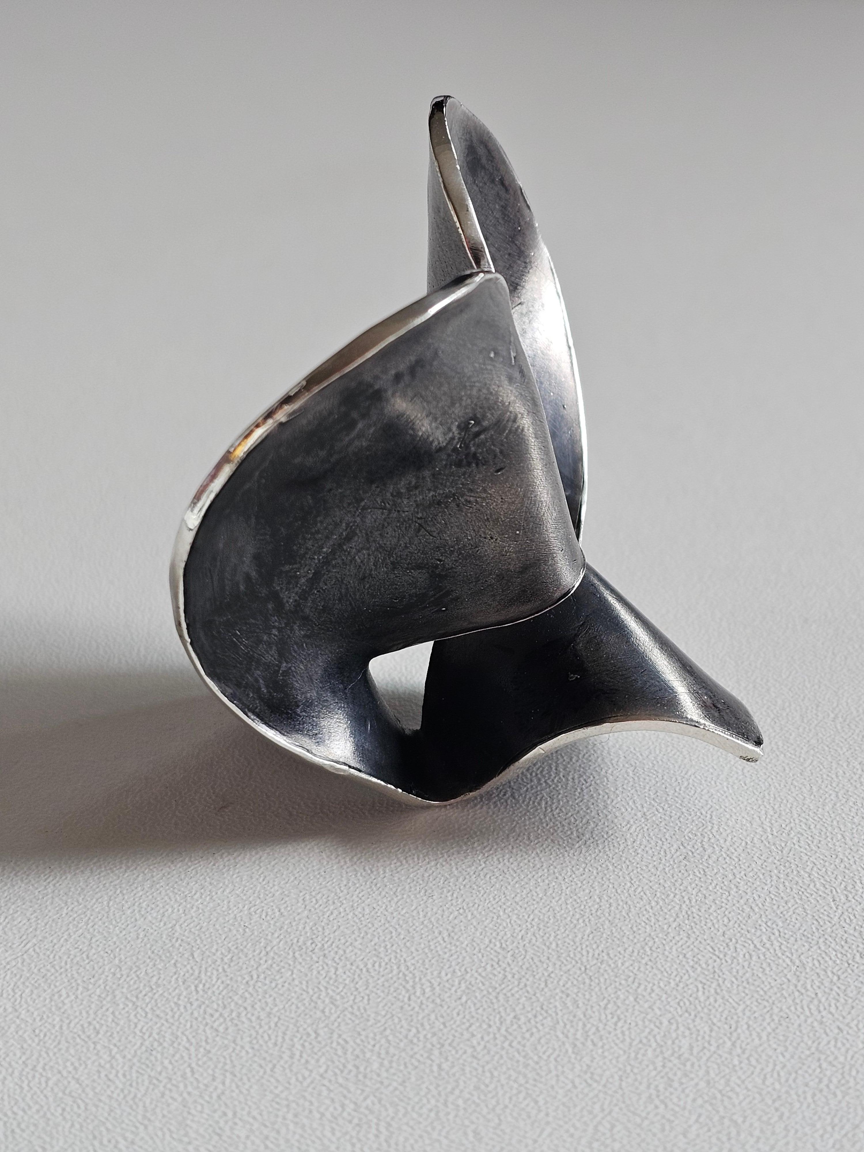 Venice Mask Sculpture Statement Ring in black patinated sterling silver and polished outlines 

Unique 
Hallmarked

Exhibited at The Museum of Art & Design, NYC, 2019 

Dimensions 
cm : L 6 x W 6.5 x H 5.5
in : L 2.36 x W 2.56 x H 2.16
Thickness :