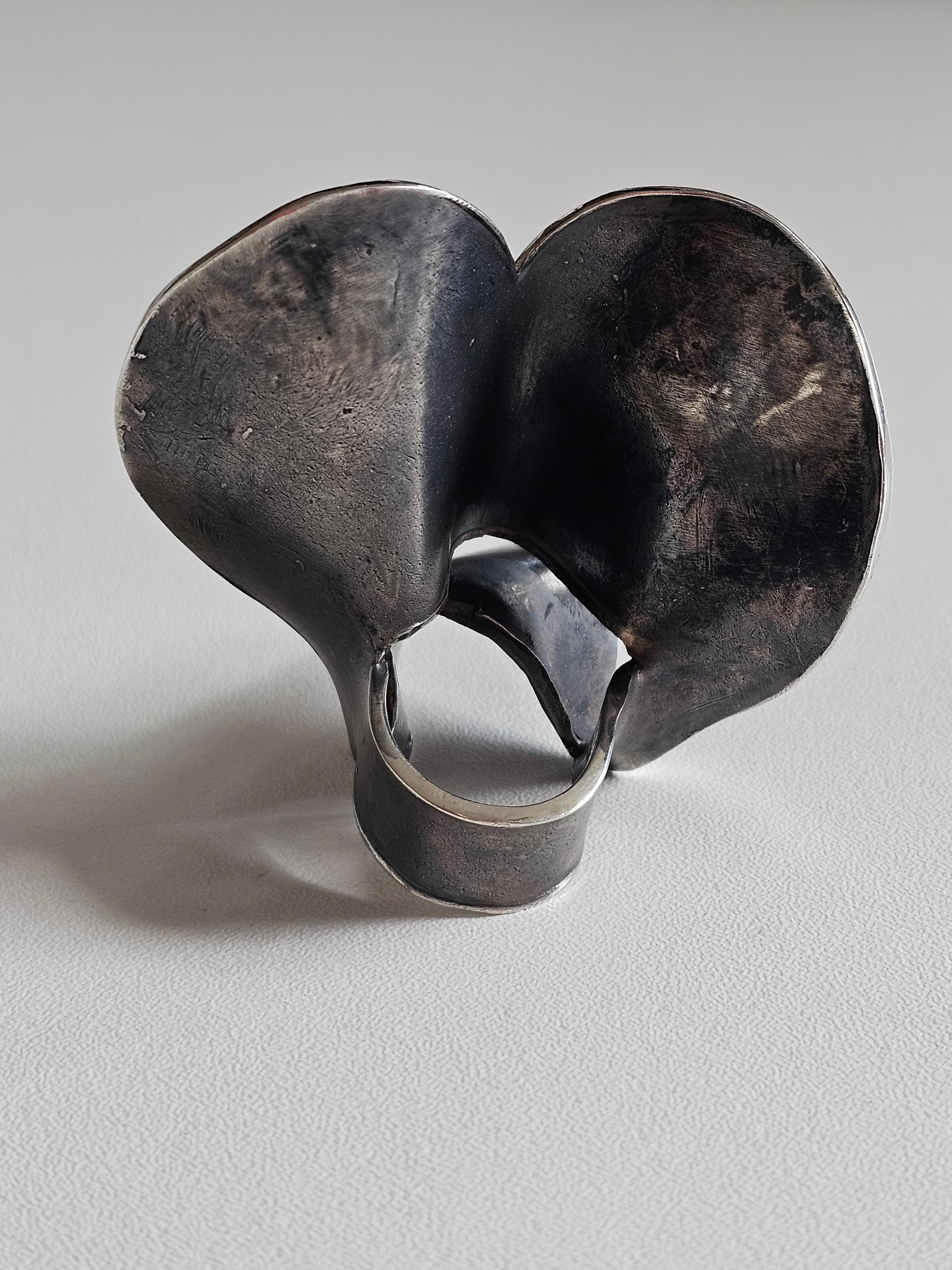 Alina Alamorean Venice Mask Sculptural Contemporary Statement Ring Black Silver In New Condition For Sale In Fresnes, IDF