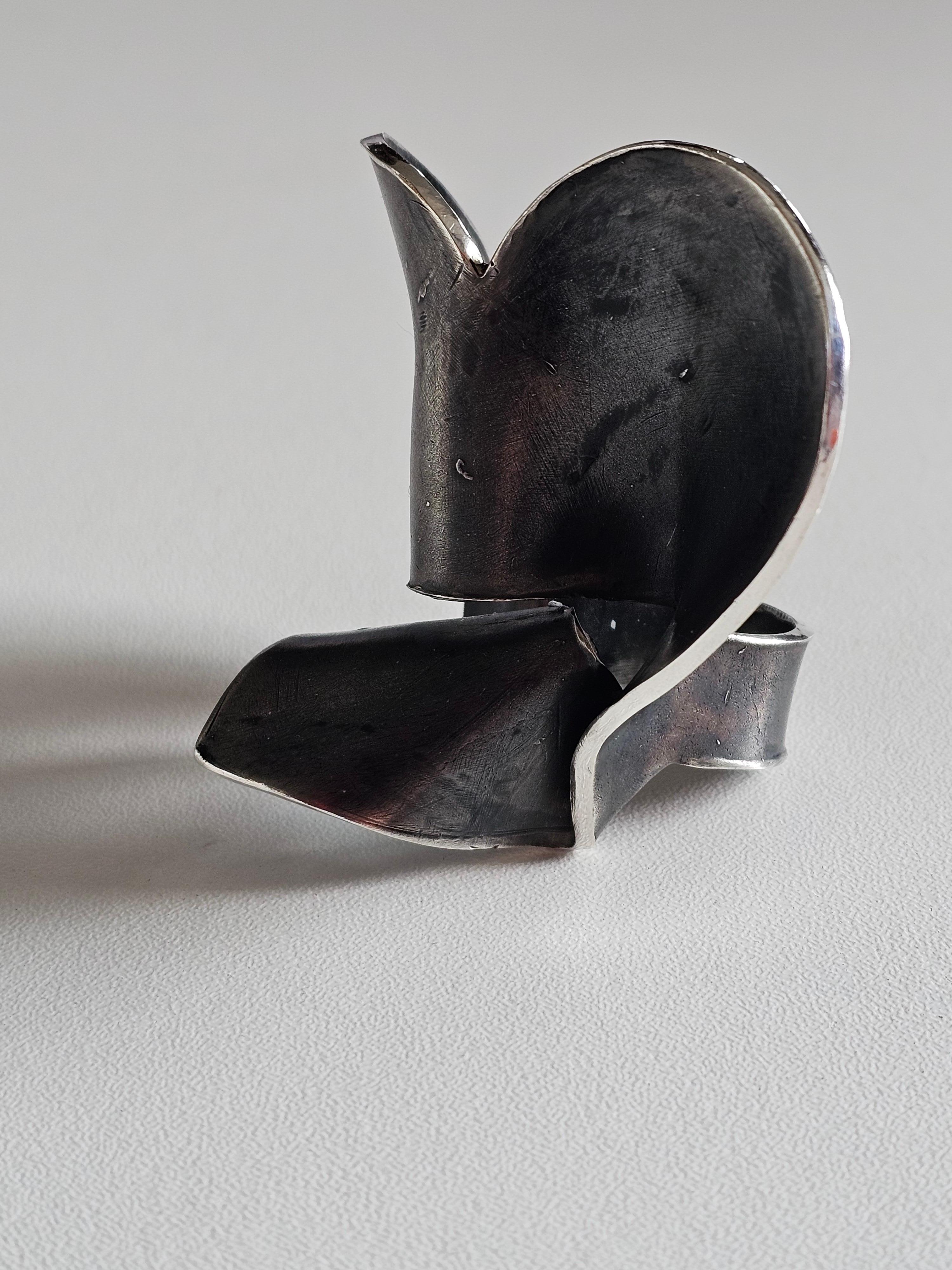 Women's or Men's Alina Alamorean Venice Mask Sculptural Contemporary Statement Ring Black Silver For Sale