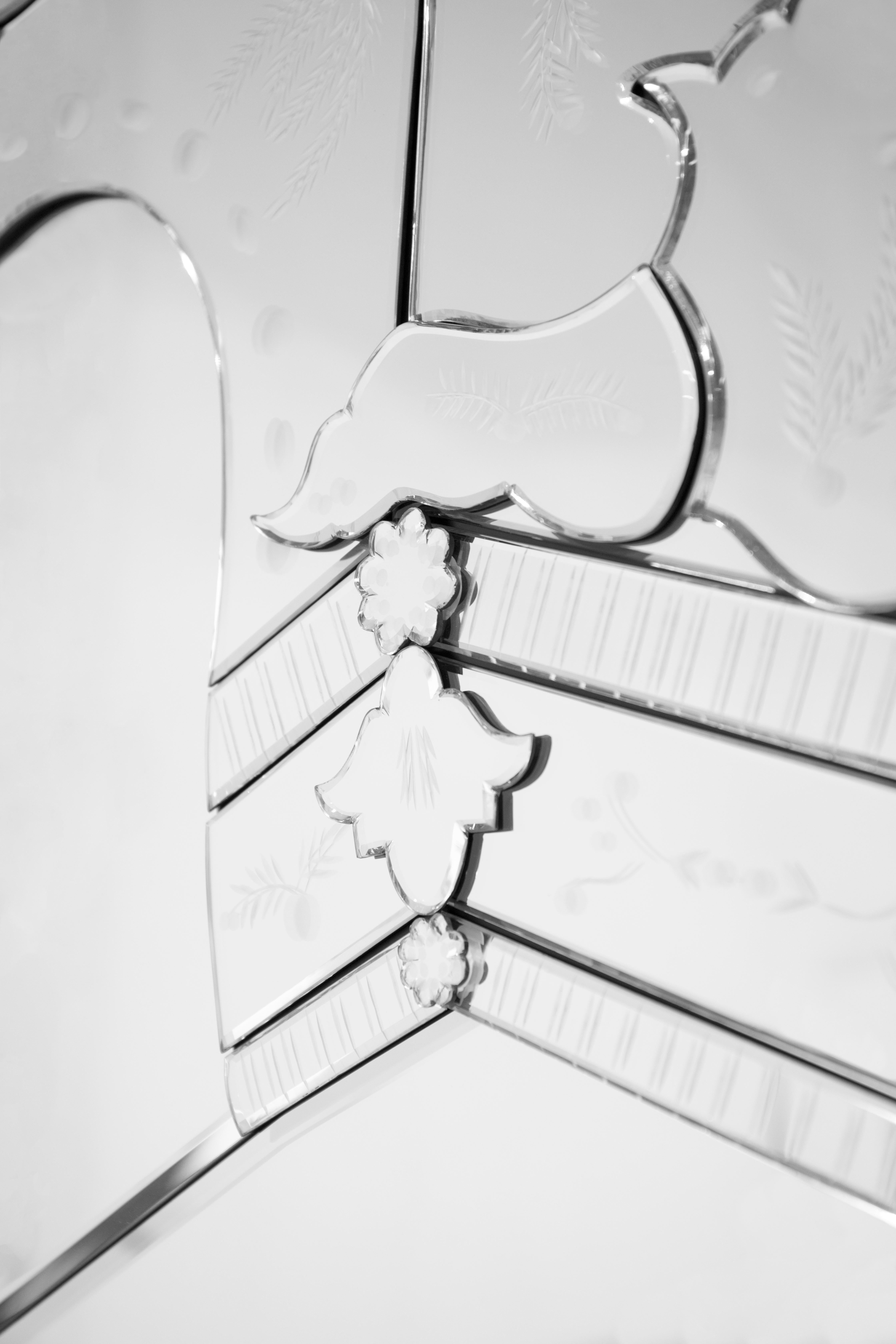 Dans certaines cultures, on prête aux miroirs des pouvoirs enchanteurs grâce à leur capacité à refléter la lumière et à montrer l'apparence avec précision et de manière incroyable. Grâce à une explosion passionnée de romantisme et de drame, le