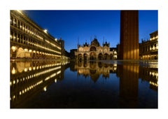 Venedig Piazza San Marco Acqua Alta:: Landschaft Kunstdruck von Rainer Martini
