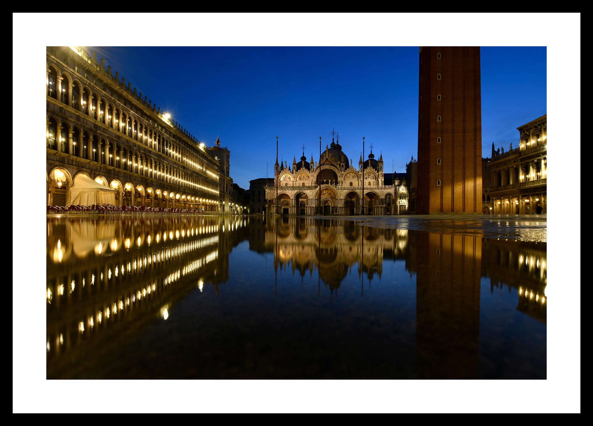 Venedig Piazza San Marco Acqua Alta:: Landschaft Kunstdruck von Rainer Martini (Italienisch) im Angebot