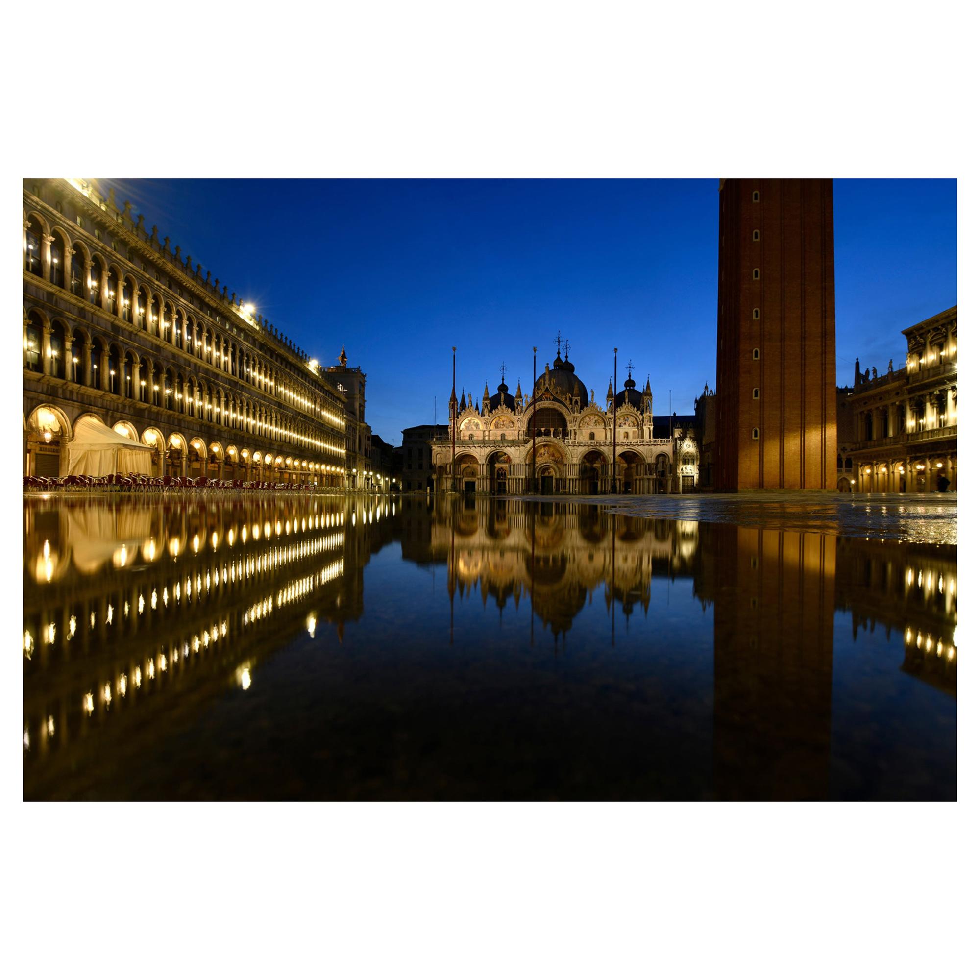 Venedig Piazza San Marco Acqua Alta:: Landschaft Kunstdruck von Rainer Martini im Angebot