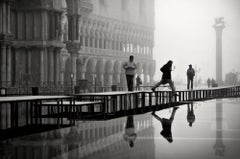 Venice Piazzetta Acqua Alta, Schwarzer und weißer Kunstdruck von Rainer Martini