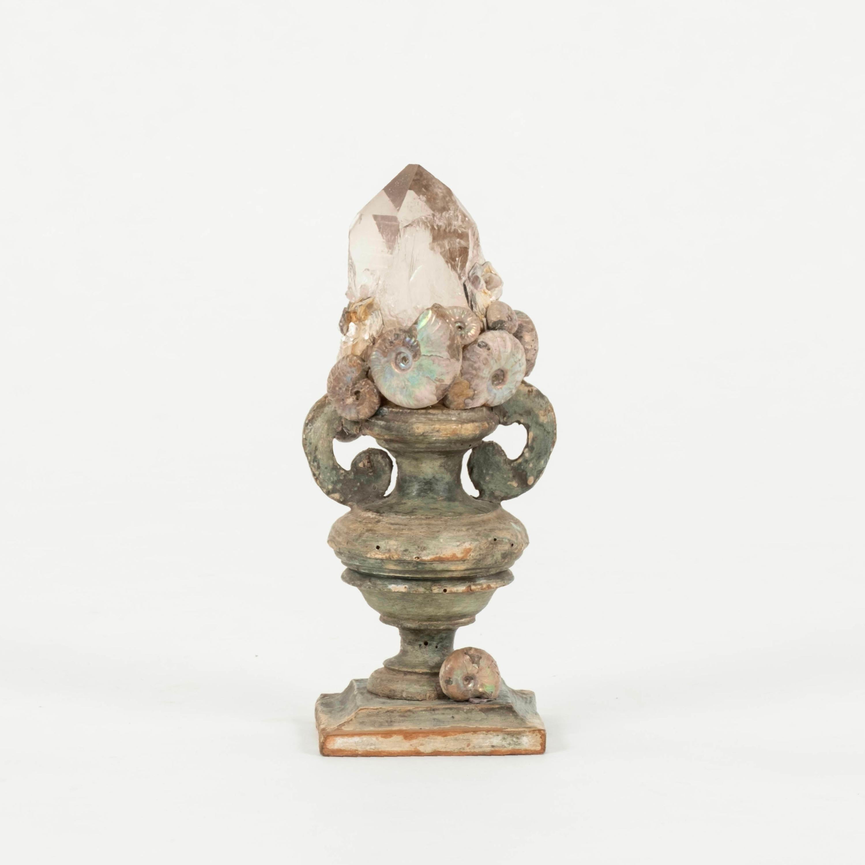 Venedig Aufsteigender Quarz Muskovit Ammonit Skulptur im Zustand „Gut“ im Angebot in Houston, TX