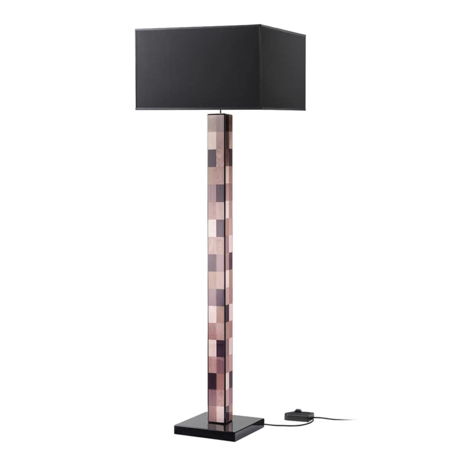 Lampadaire Sestiere de Venise par Morici
Dimensions : L 30 x P 30 x H 150 cm, Abat-jour H 30 cm
MATERIAL : Bois, placage de marqueterie.
Finition : polyester brossé brillant.

Présentant des motifs inspirés de l'art moderne, ce superbe lampadaire