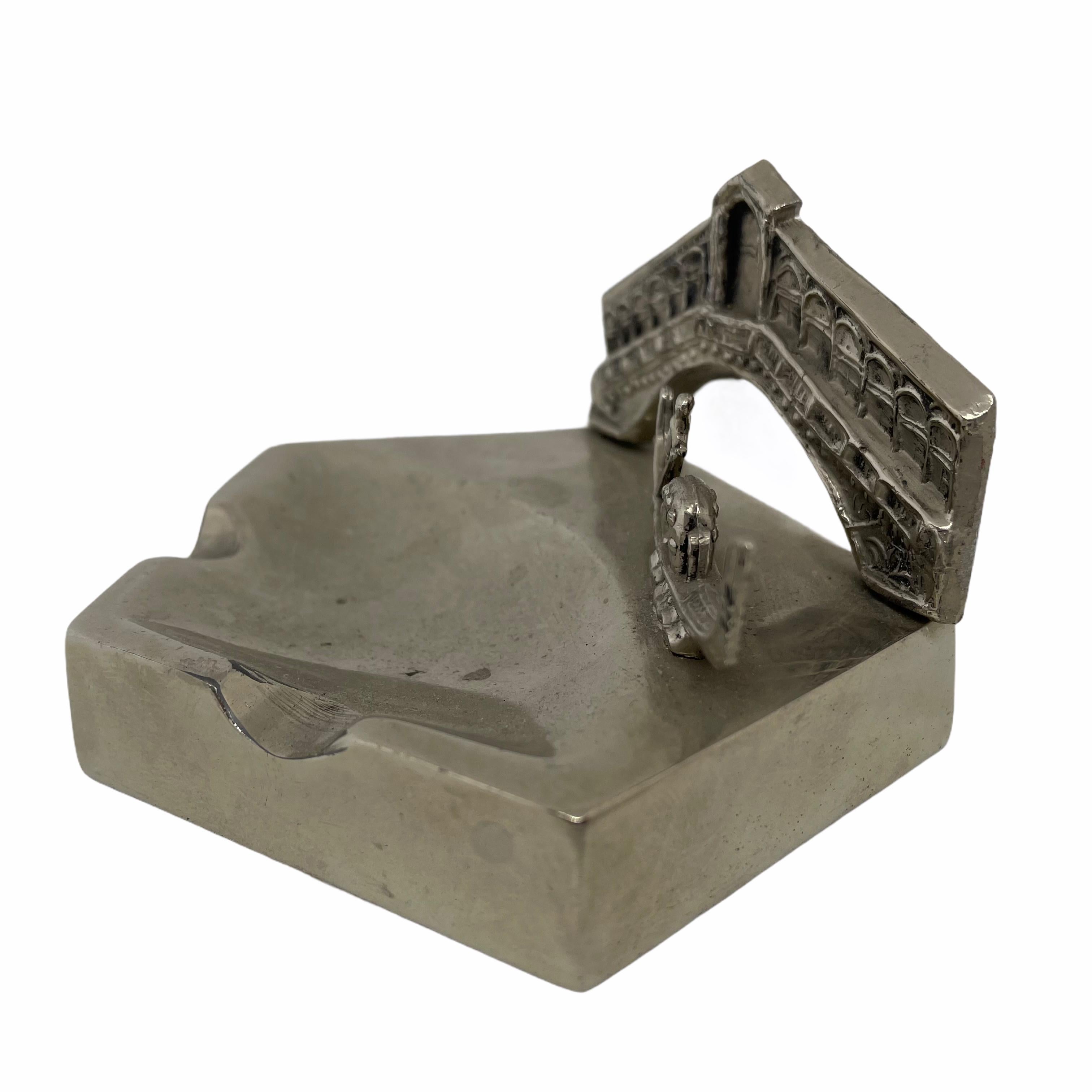 A 1950s souvenir building architectural model ashtray. Some wear with a nice patina, but this is old-age. Made of metal. A beautiful nice item to use or just a display item in your collections of souvenirs from around the world.

 