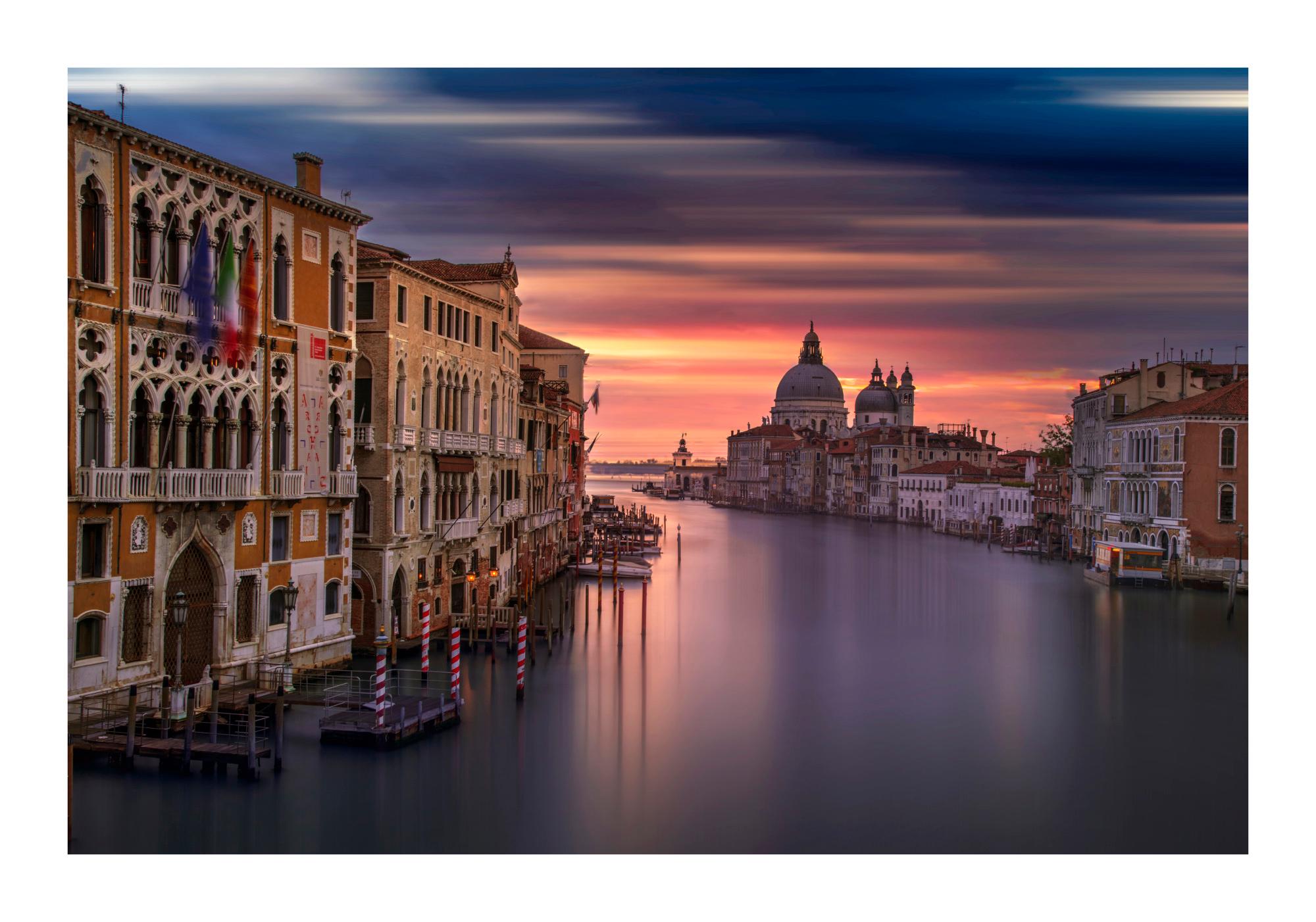 Venice Sunrise Farbfotografie, Druck der bildenden Kunst von Rainer Martini (Italienisch) im Angebot