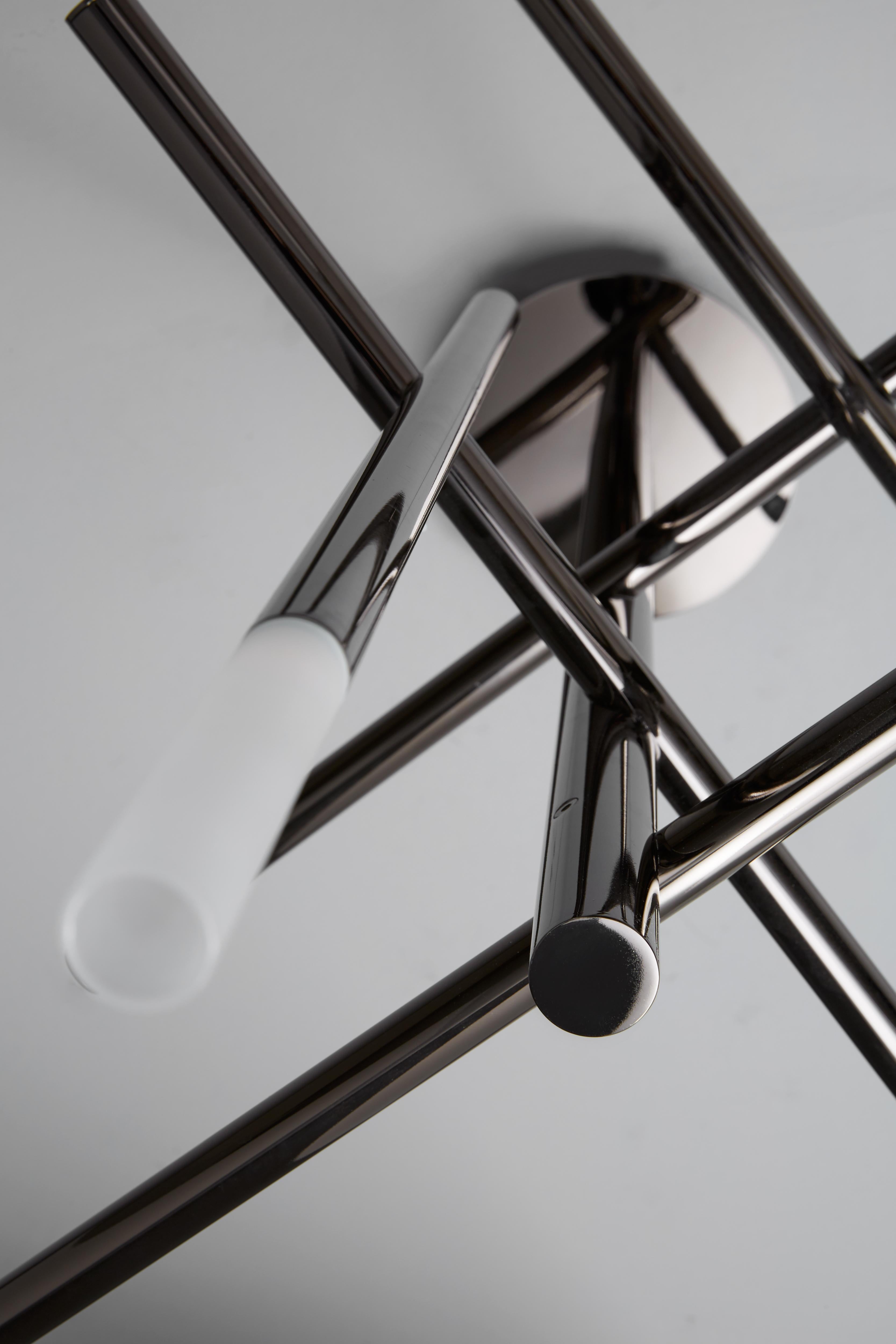Lampada a sospensione con luce diffusa. Struttura in nichel nero lucido o opaco, oro lucido o ottone brunito chiaro e diffusori in vetro satinato. 
Specifiche: 
Funzione: Sospensione 
Posizione: Interno 
Emissione di luce: Luce diffusa